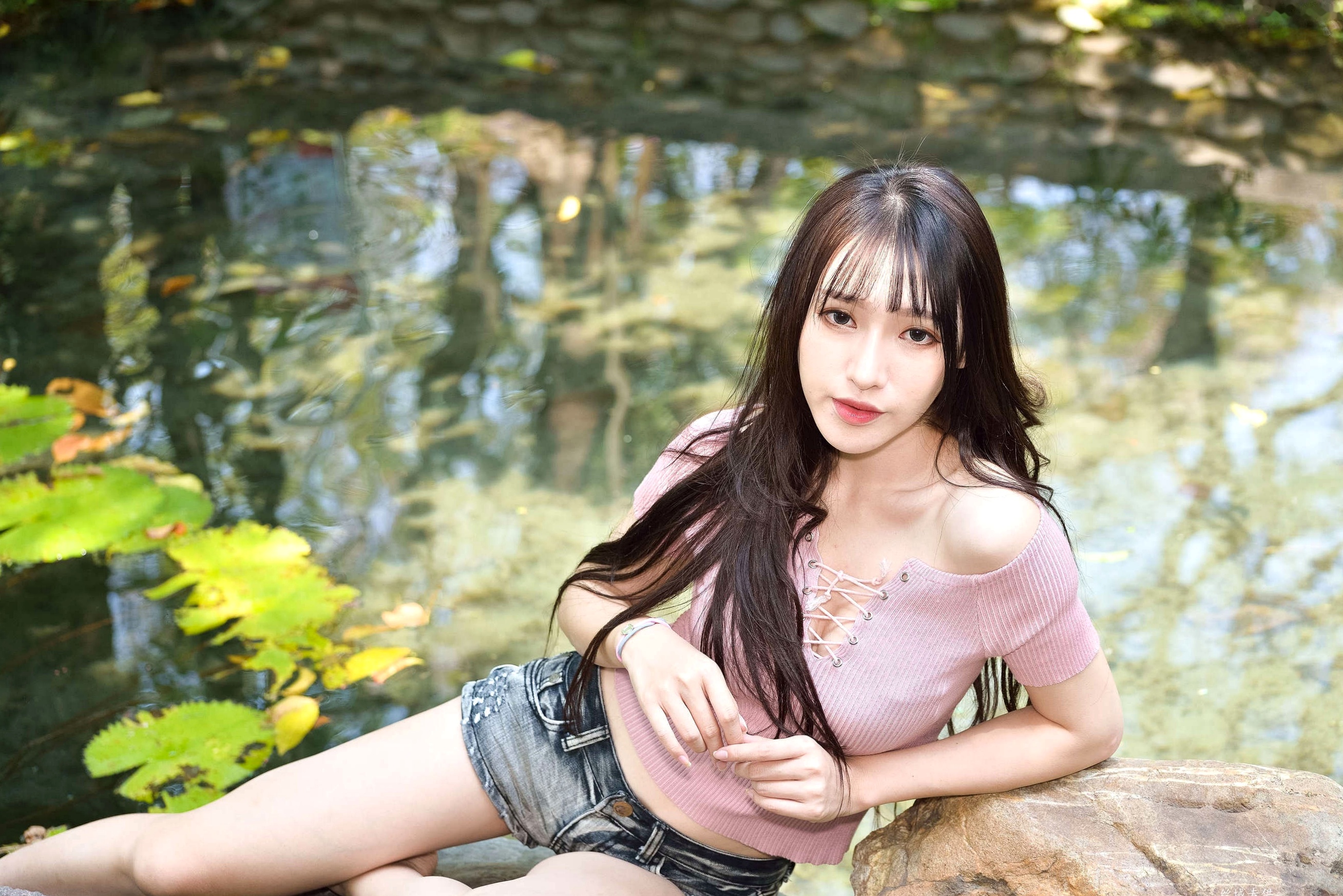 Gallery - 台湾正妹比比国美时装户外街拍 青春粉色上衣牛仔热裤动人美腿写真集台湾街拍清新美腿诱惑 女神私房照_秀色女神 - image 114