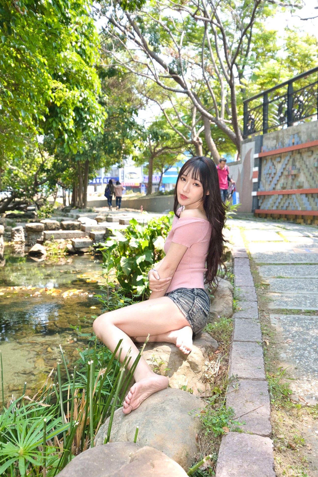 Gallery - 台湾正妹比比国美时装户外街拍 青春粉色上衣牛仔热裤动人美腿写真集台湾街拍清新美腿诱惑 女神私房照_秀色女神 - image 119