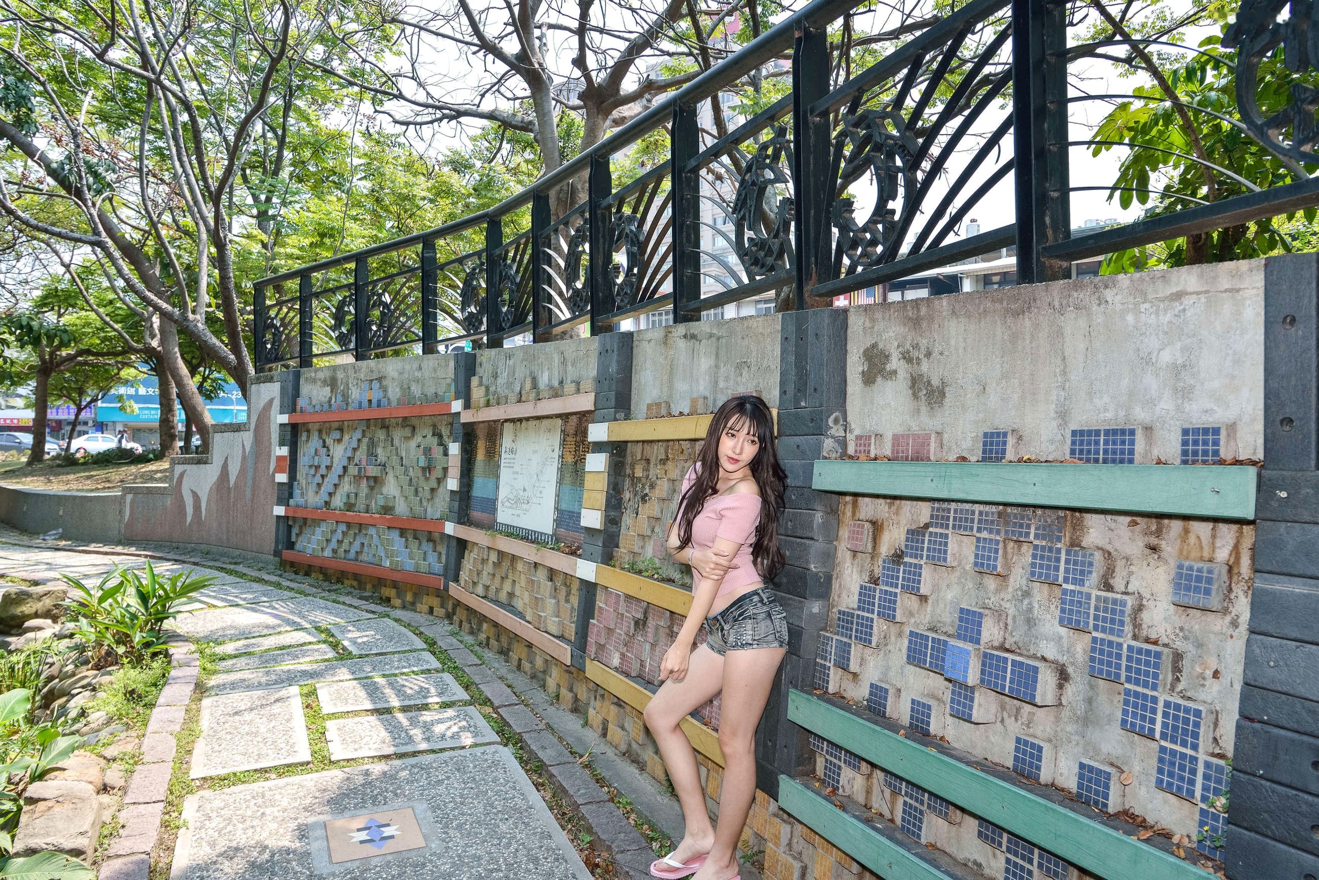 Gallery - 台湾正妹比比国美时装户外街拍 青春粉色上衣牛仔热裤动人美腿写真集台湾街拍清新美腿诱惑 女神私房照_秀色女神 - image 128