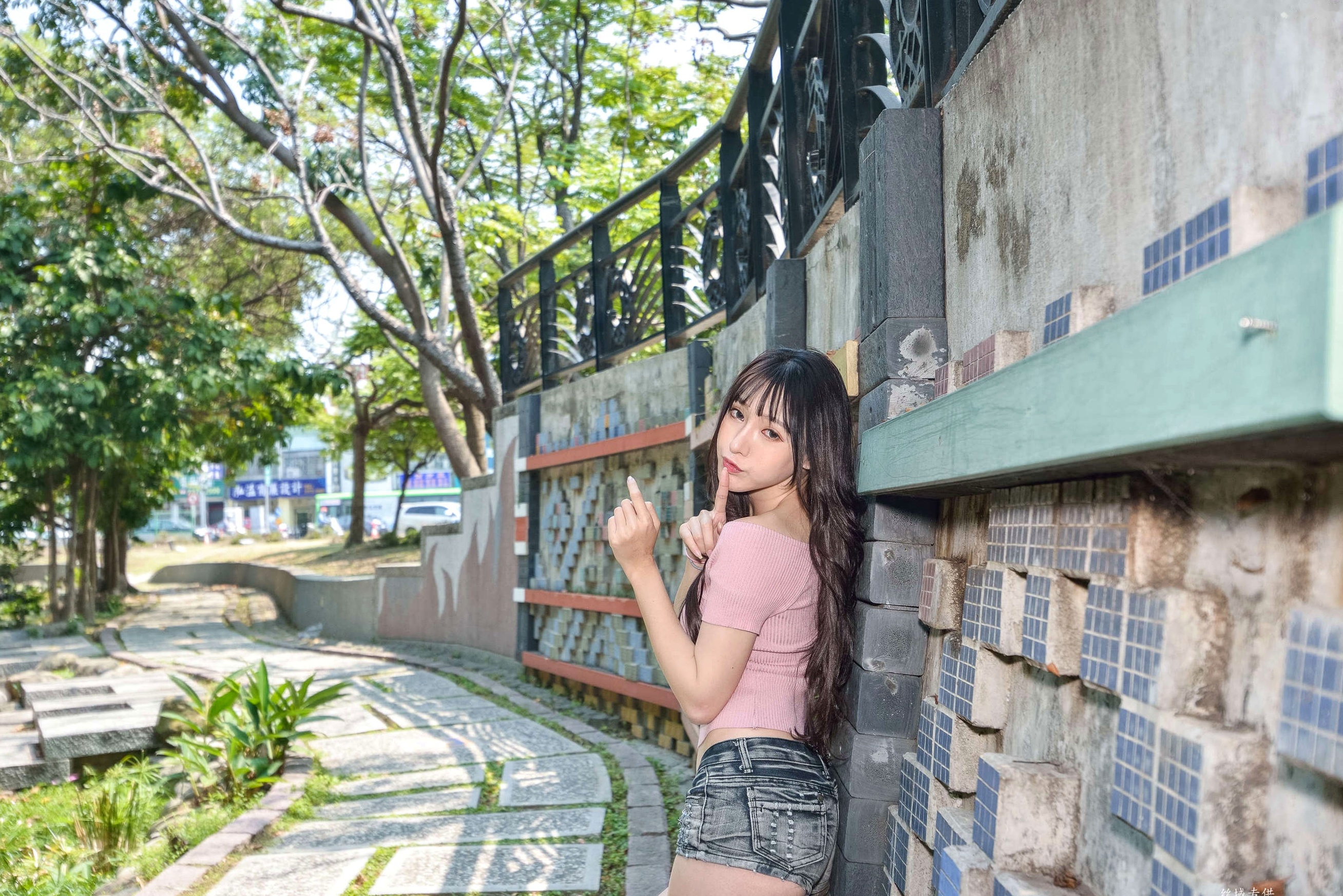 Gallery - 台湾正妹比比国美时装户外街拍 青春粉色上衣牛仔热裤动人美腿写真集台湾街拍清新美腿诱惑 女神私房照_秀色女神 - image 130