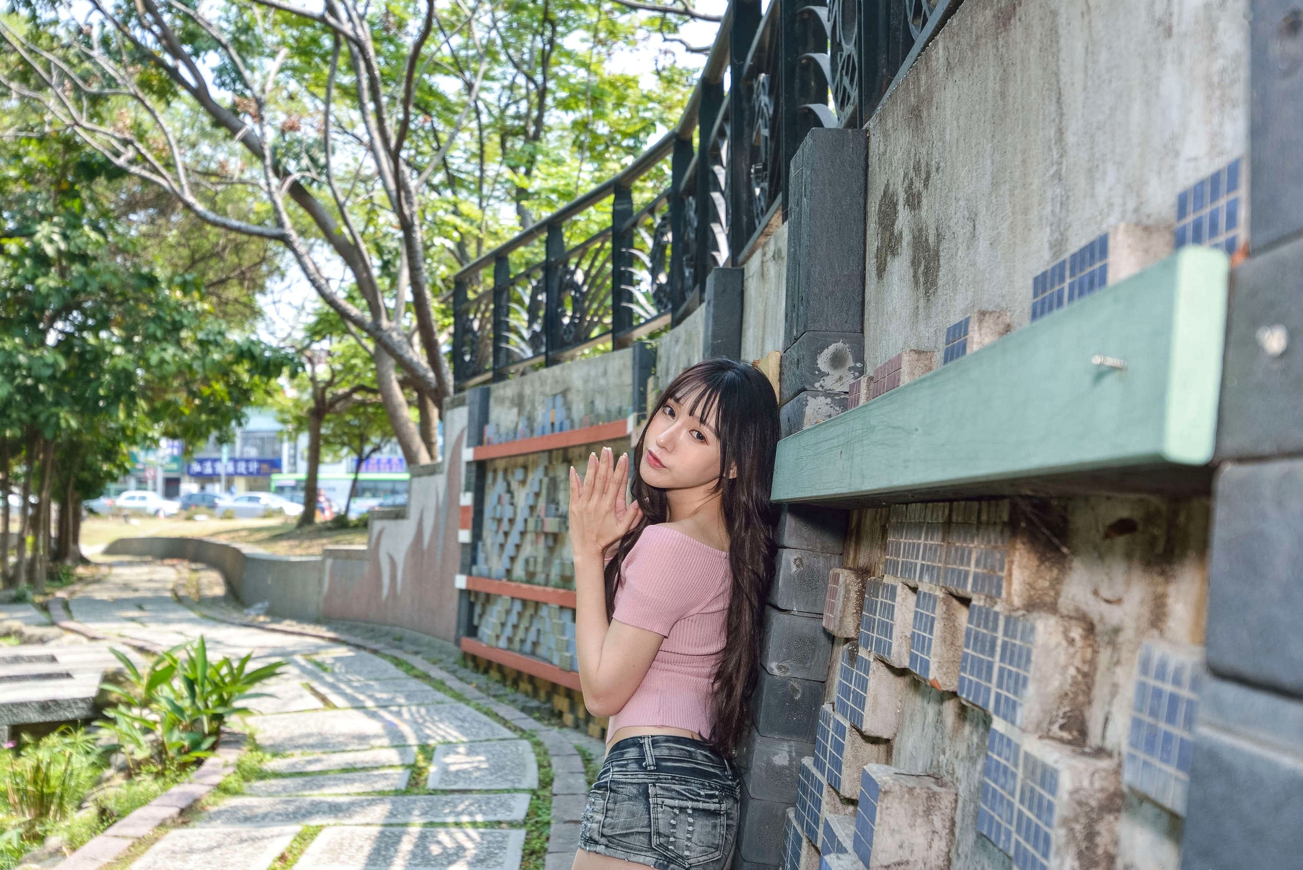 Gallery - 台湾正妹比比国美时装户外街拍 青春粉色上衣牛仔热裤动人美腿写真集台湾街拍清新美腿诱惑 女神私房照_秀色女神 - image 131