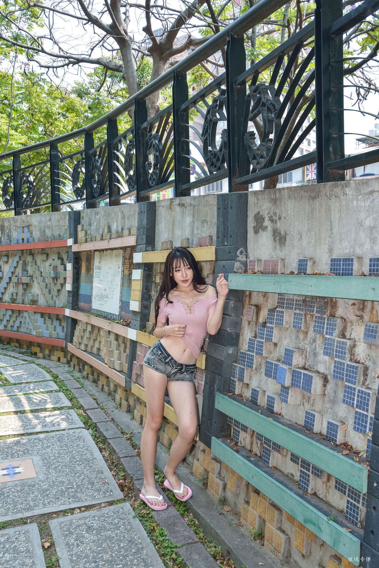 Gallery - 台湾正妹比比国美时装户外街拍 青春粉色上衣牛仔热裤动人美腿写真集台湾街拍清新美腿诱惑 女神私房照_秀色女神 - image 134
