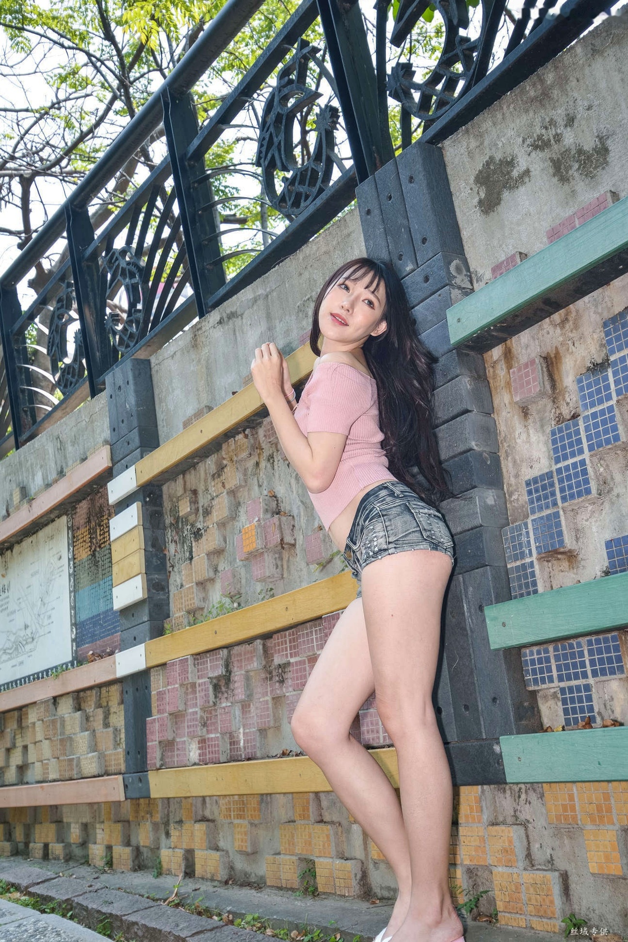 Gallery - 台湾正妹比比国美时装户外街拍 青春粉色上衣牛仔热裤动人美腿写真集台湾街拍清新美腿诱惑 女神私房照_秀色女神 - image 137
