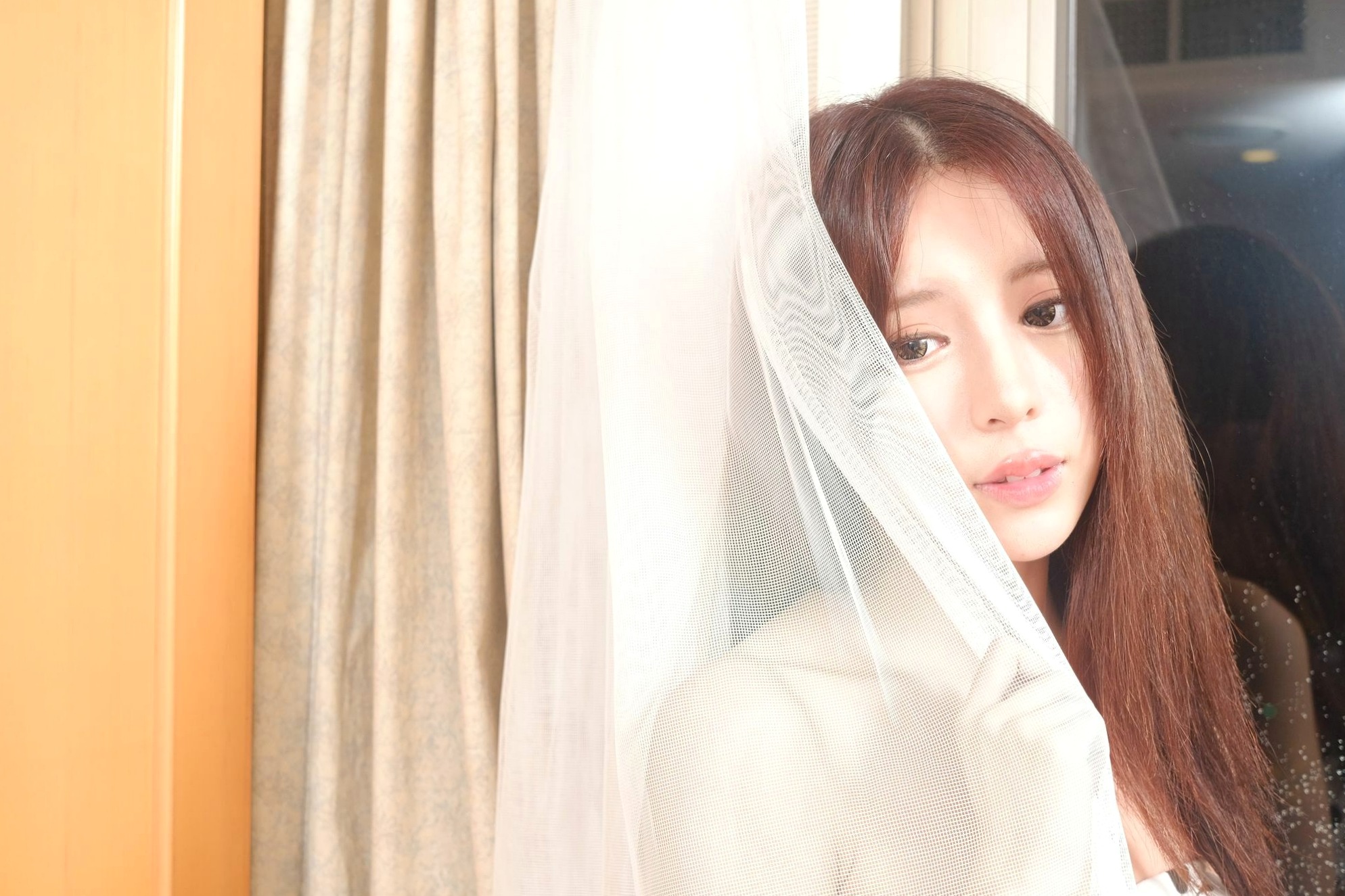 Gallery - 台湾正妹张齐郡JULIE《化妆镜旁的女神》居家私房写真，清新甜美气质自然流露，镜面光影间的温柔少女感美图。台湾清新治愈系私房照气质 女神私房照_秀色女神 - image 1