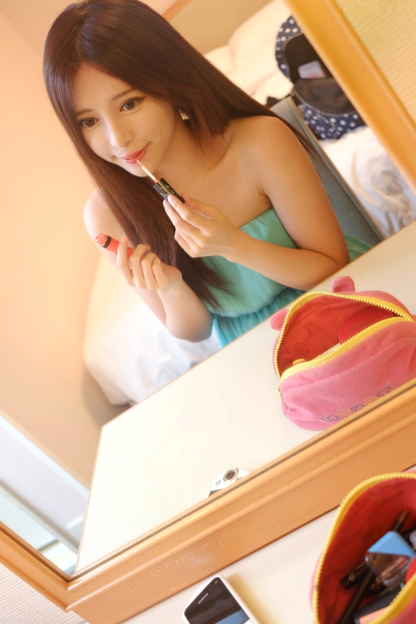 Gallery - 台湾正妹张齐郡JULIE《化妆镜旁的女神》居家私房写真，清新甜美气质自然流露，镜面光影间的温柔少女感美图。台湾清新治愈系私房照气质 女神私房照_秀色女神 - image 4