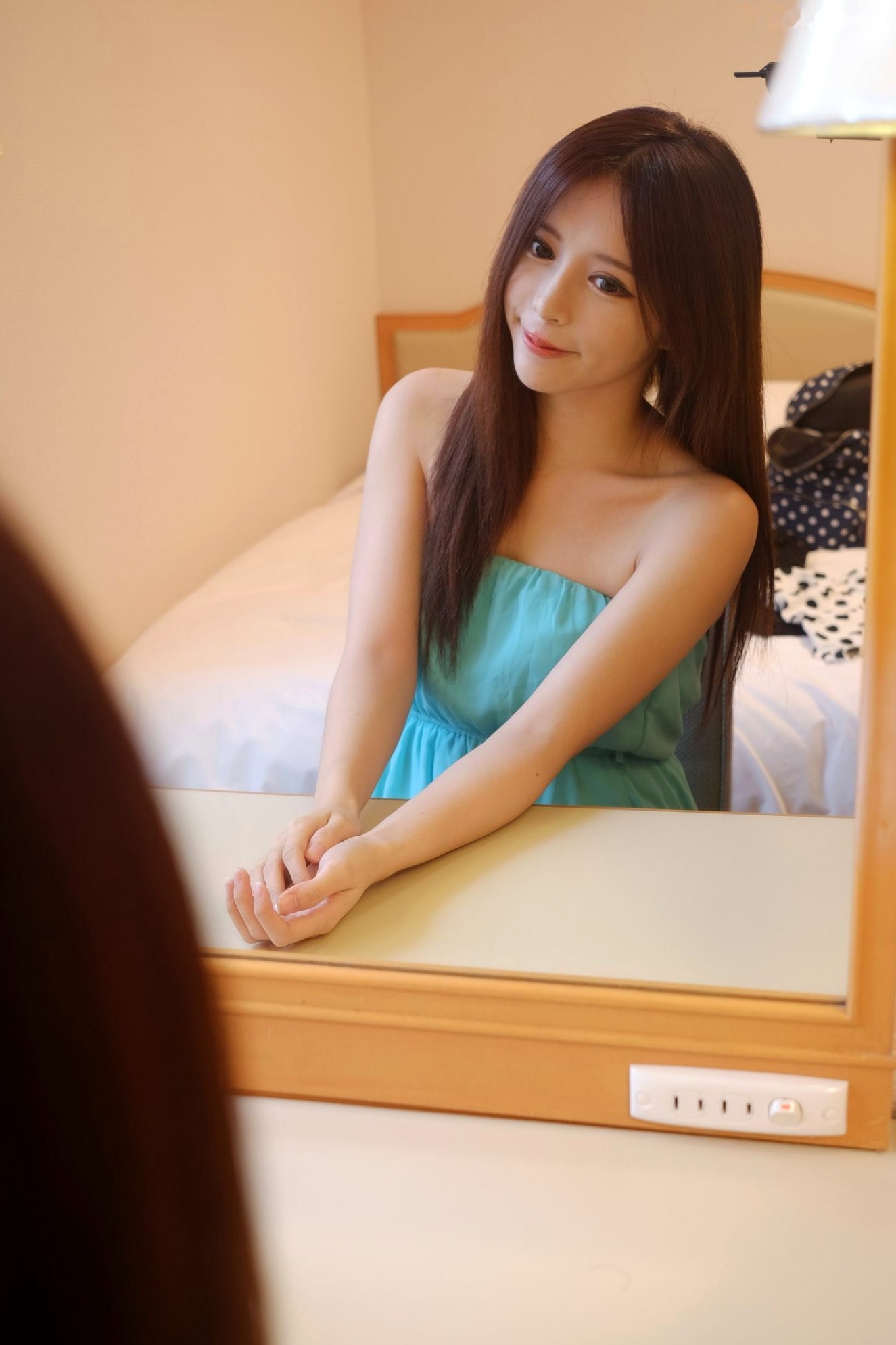Gallery - 台湾正妹张齐郡JULIE《化妆镜旁的女神》居家私房写真，清新甜美气质自然流露，镜面光影间的温柔少女感美图。台湾清新治愈系私房照气质 女神私房照_秀色女神 - image 39