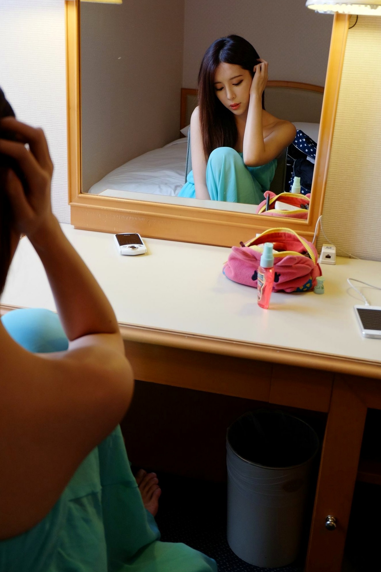 Gallery - 台湾正妹张齐郡JULIE《化妆镜旁的女神》居家私房写真，清新甜美气质自然流露，镜面光影间的温柔少女感美图。台湾清新治愈系私房照气质 女神私房照_秀色女神 - image 62