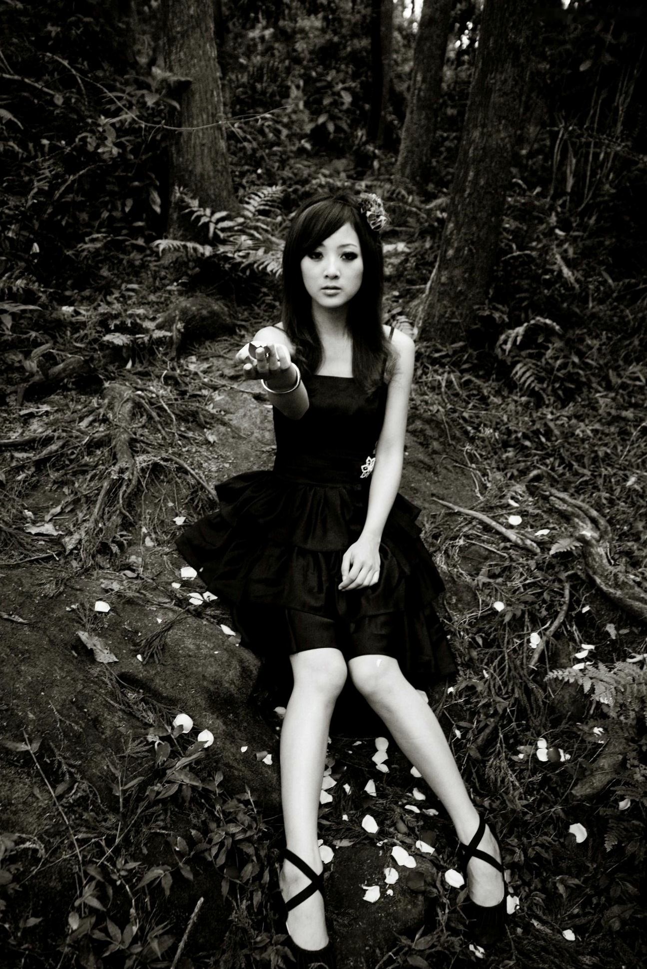Gallery - 台湾正妹Mikako张凯洁黑白摄影写真_阳明山竹子湖唯美外拍_冷艳气质私房女神集锦台湾气质户外私房照冷艳 女神私房照_秀色女神 - image 97