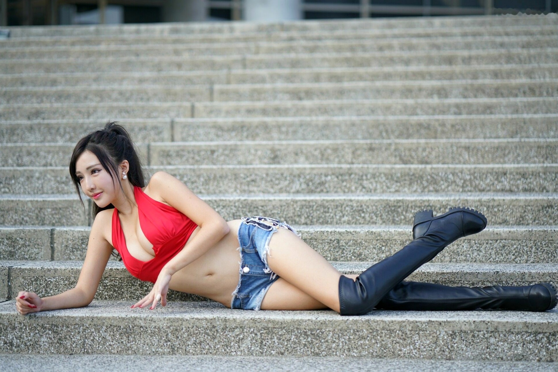 Gallery - 台湾正妹赵芸Syuan《台中美术馆》户外街拍写真：红色露脐装配热裤长靴，尽显火辣性感好身材台湾街拍性感美腿诱惑 女神私房照_秀色女神 - image 10