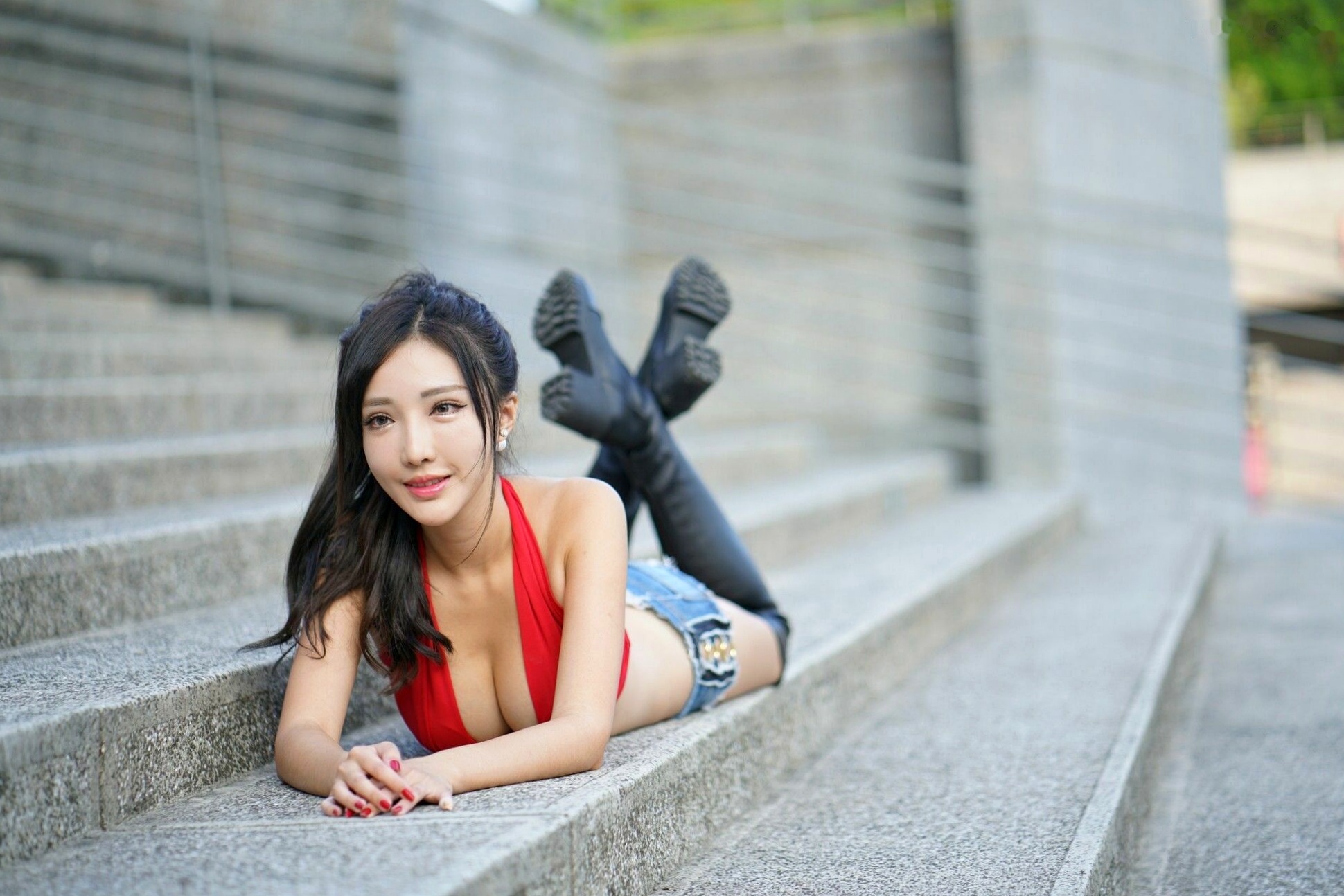 Gallery - 台湾正妹赵芸Syuan《台中美术馆》户外街拍写真：红色露脐装配热裤长靴，尽显火辣性感好身材台湾街拍性感美腿诱惑 女神私房照_秀色女神 - image 14