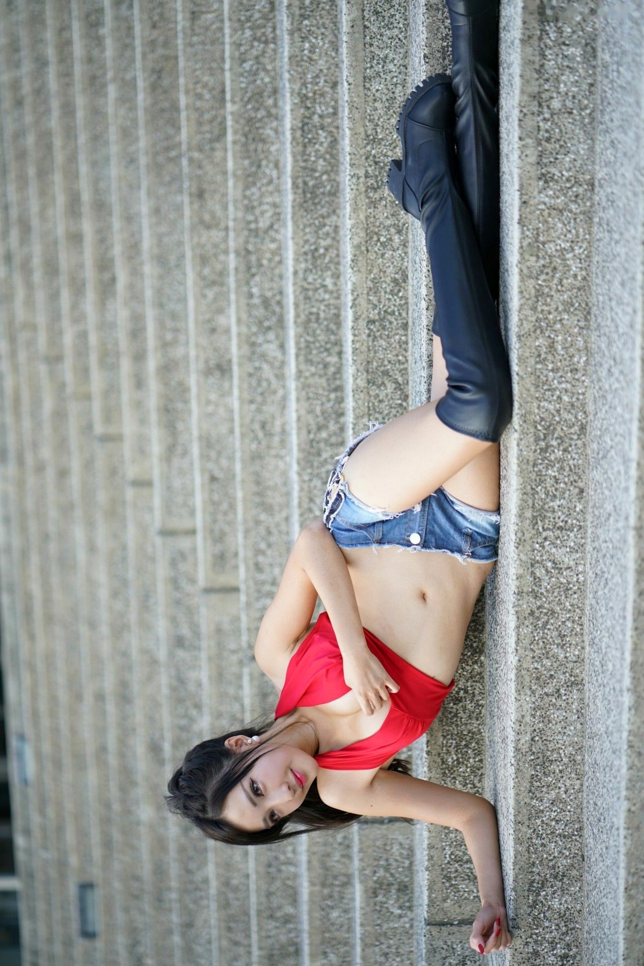 Gallery - 台湾正妹赵芸Syuan《台中美术馆》户外街拍写真：红色露脐装配热裤长靴，尽显火辣性感好身材台湾街拍性感美腿诱惑 女神私房照_秀色女神 - image 19