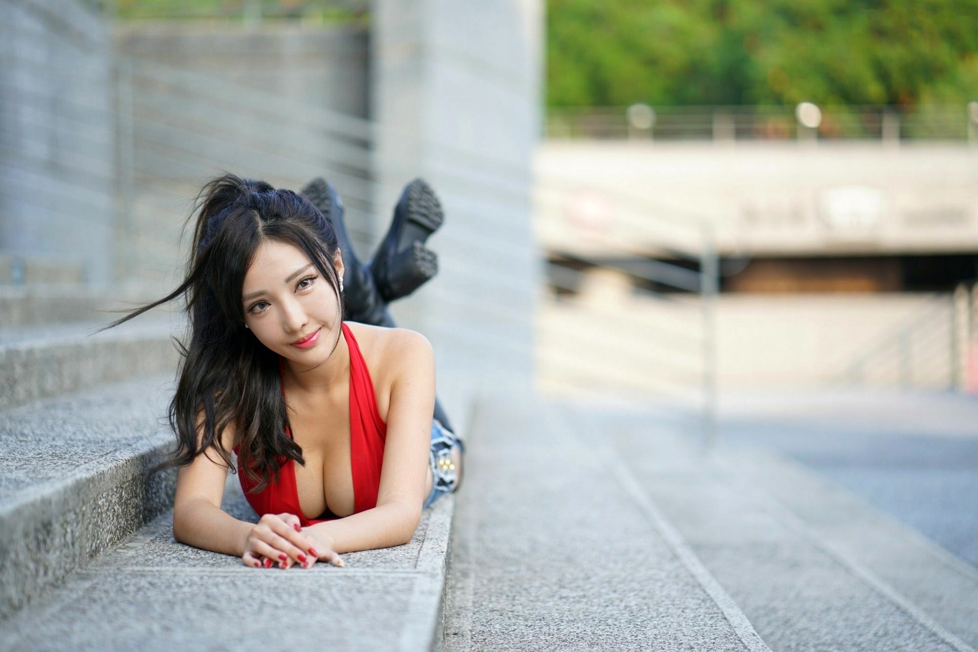 Gallery - 台湾正妹赵芸Syuan《台中美术馆》户外街拍写真：红色露脐装配热裤长靴，尽显火辣性感好身材台湾街拍性感美腿诱惑 女神私房照_秀色女神 - image 20