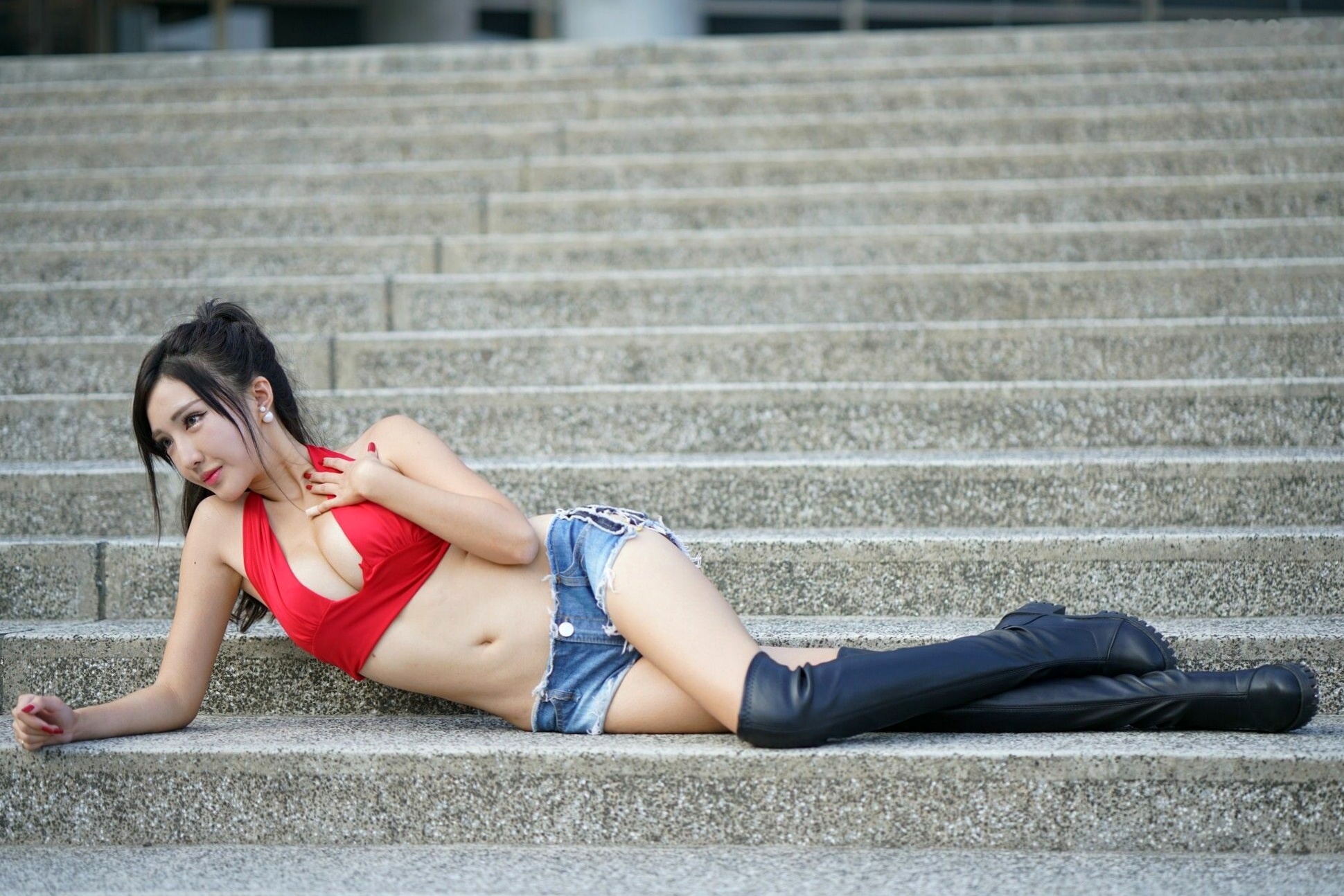 Gallery - 台湾正妹赵芸Syuan《台中美术馆》户外街拍写真：红色露脐装配热裤长靴，尽显火辣性感好身材台湾街拍性感美腿诱惑 女神私房照_秀色女神 - image 46
