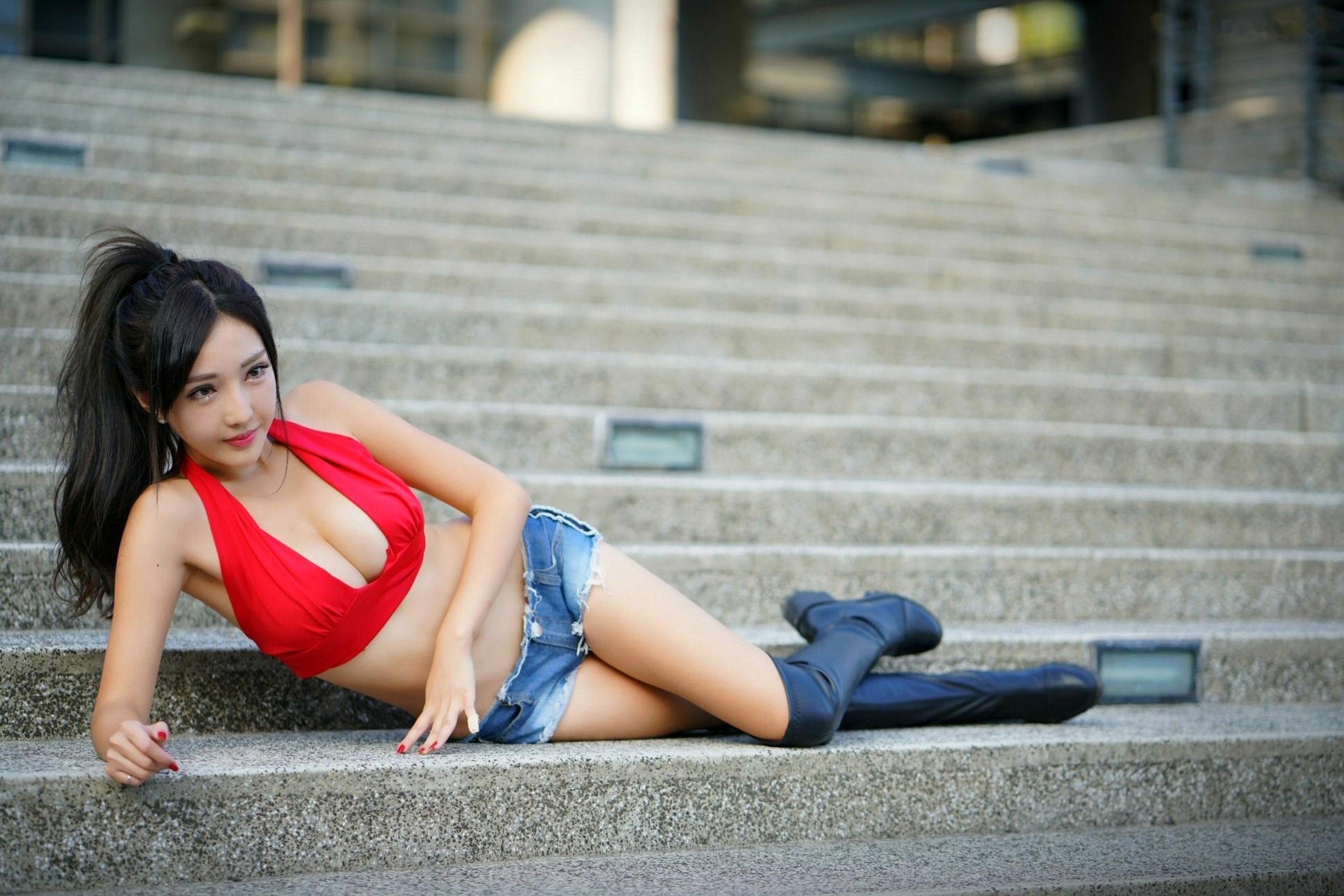 Gallery - 台湾正妹赵芸Syuan《台中美术馆》户外街拍写真：红色露脐装配热裤长靴，尽显火辣性感好身材台湾街拍性感美腿诱惑 女神私房照_秀色女神 - image 49