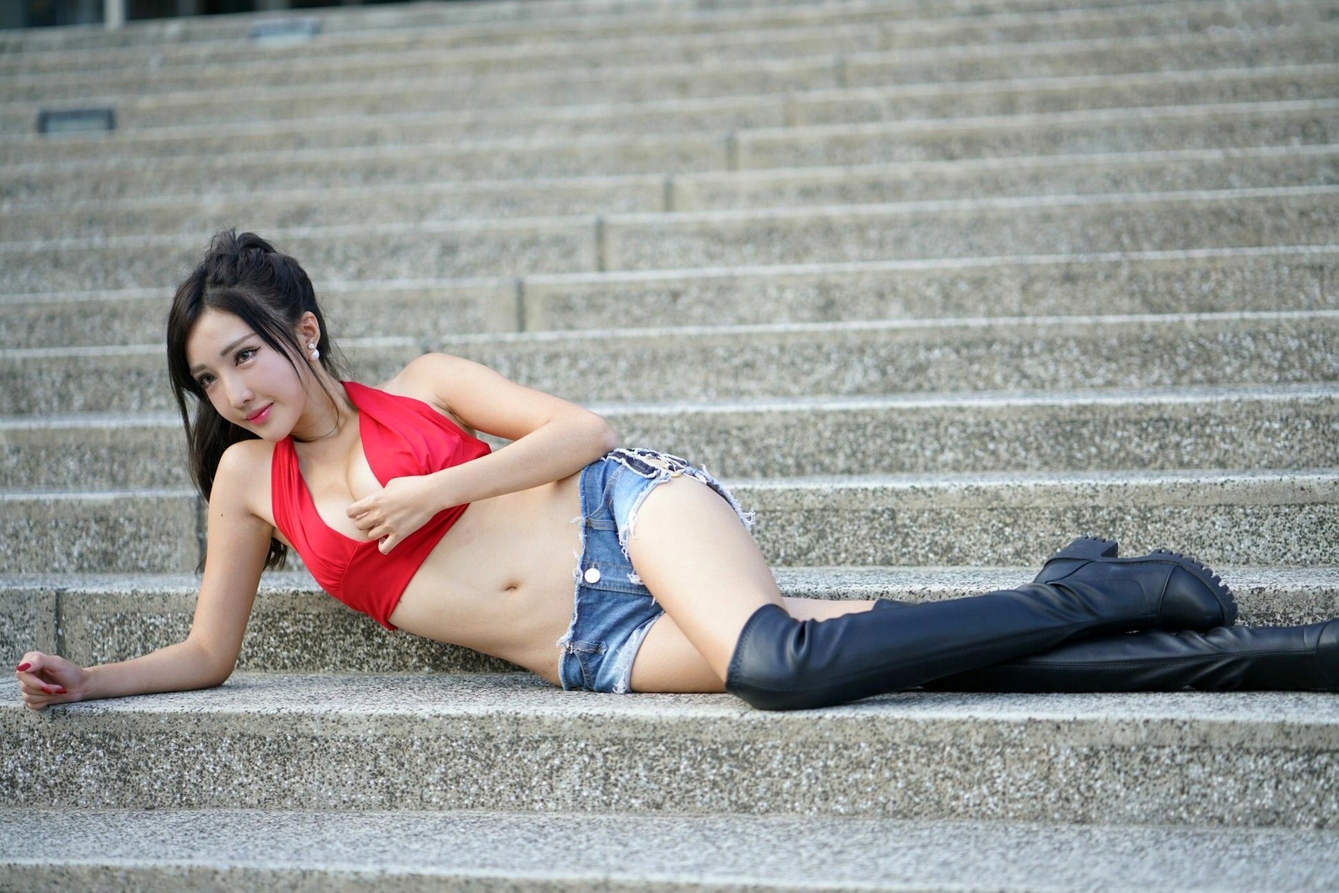 Gallery - 台湾正妹赵芸Syuan《台中美术馆》户外街拍写真：红色露脐装配热裤长靴，尽显火辣性感好身材台湾街拍性感美腿诱惑 女神私房照_秀色女神 - image 59