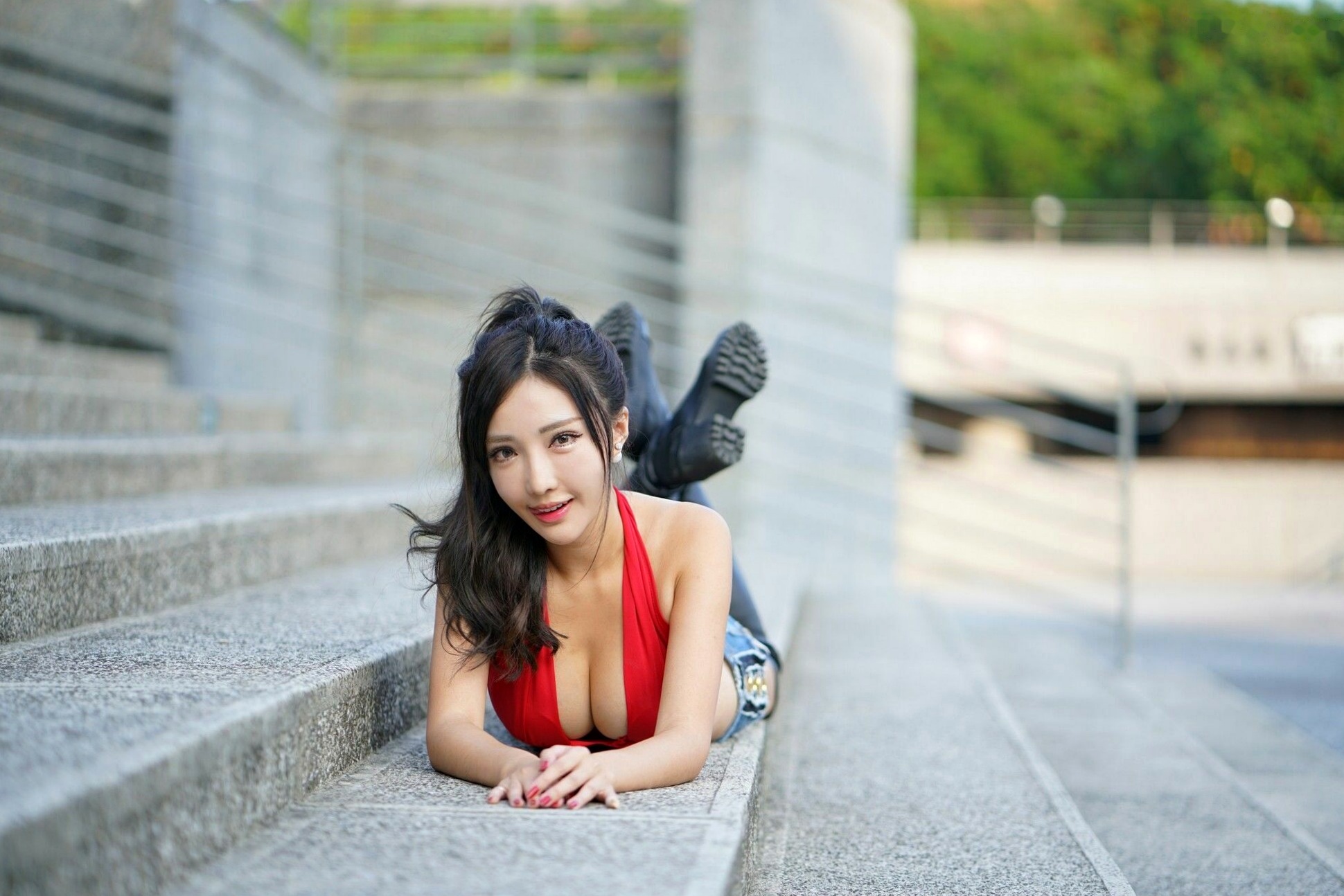 Gallery - 台湾正妹赵芸Syuan《台中美术馆》户外街拍写真：红色露脐装配热裤长靴，尽显火辣性感好身材台湾街拍性感美腿诱惑 女神私房照_秀色女神 - image 61