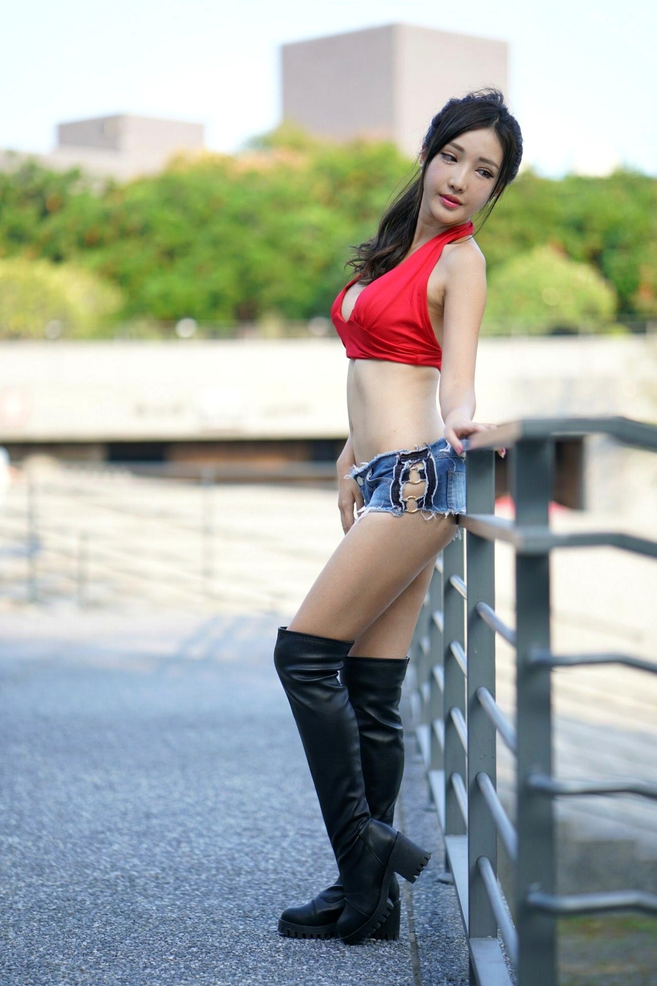 Gallery - 台湾正妹赵芸Syuan《台中美术馆》户外街拍写真：红色露脐装配热裤长靴，尽显火辣性感好身材台湾街拍性感美腿诱惑 女神私房照_秀色女神 - image 74
