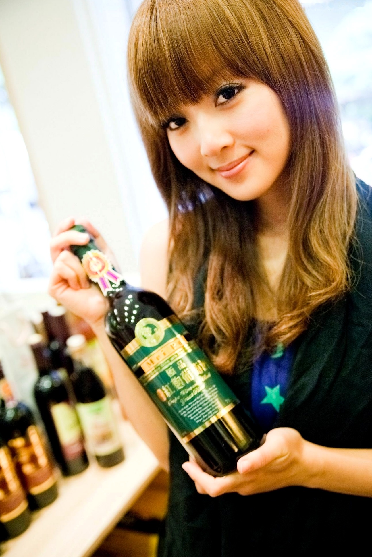 台湾正妹Mikako张允霏果子咖啡馆居家清纯写真，鱼眼镜头下的萌系俏皮时刻