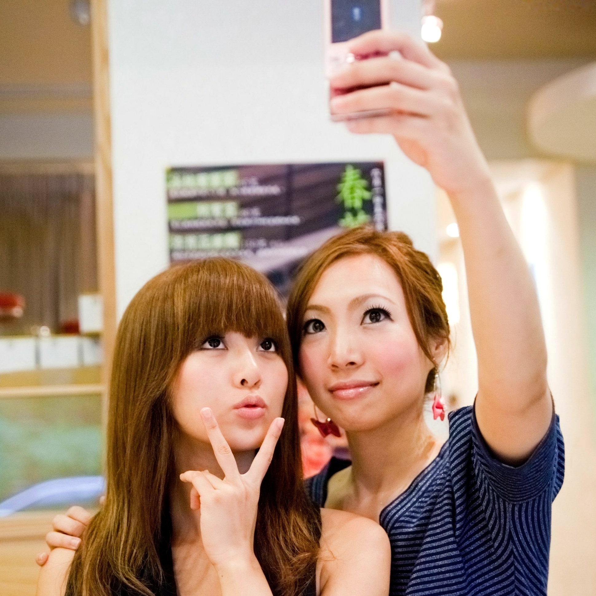台湾正妹Mikako张允霏果子咖啡馆居家清纯写真，鱼眼镜头下的萌系俏皮时刻