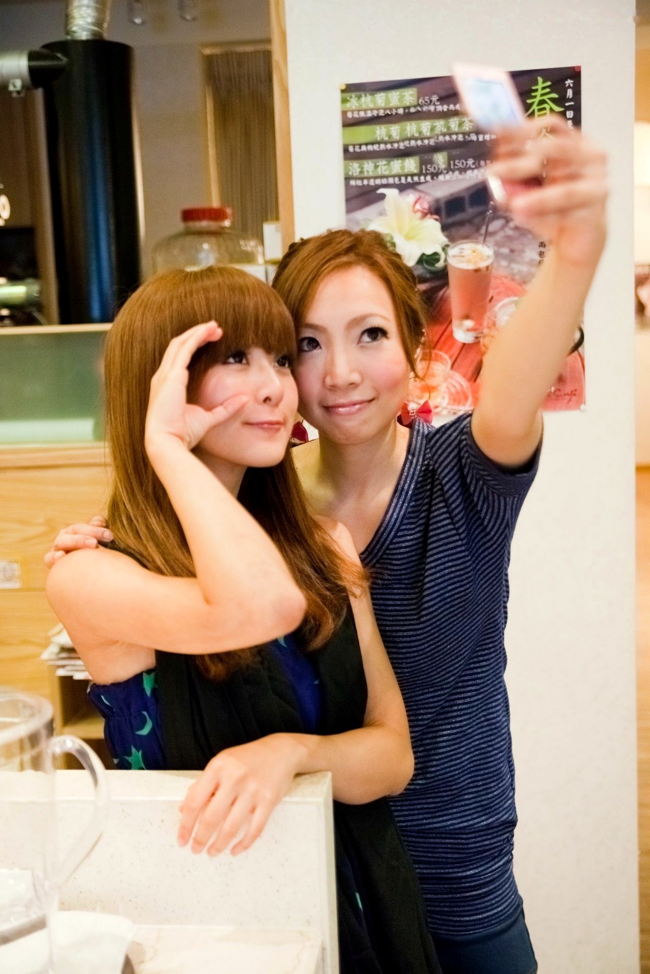 台湾正妹Mikako张允霏果子咖啡馆居家清纯写真，鱼眼镜头下的萌系俏皮时刻