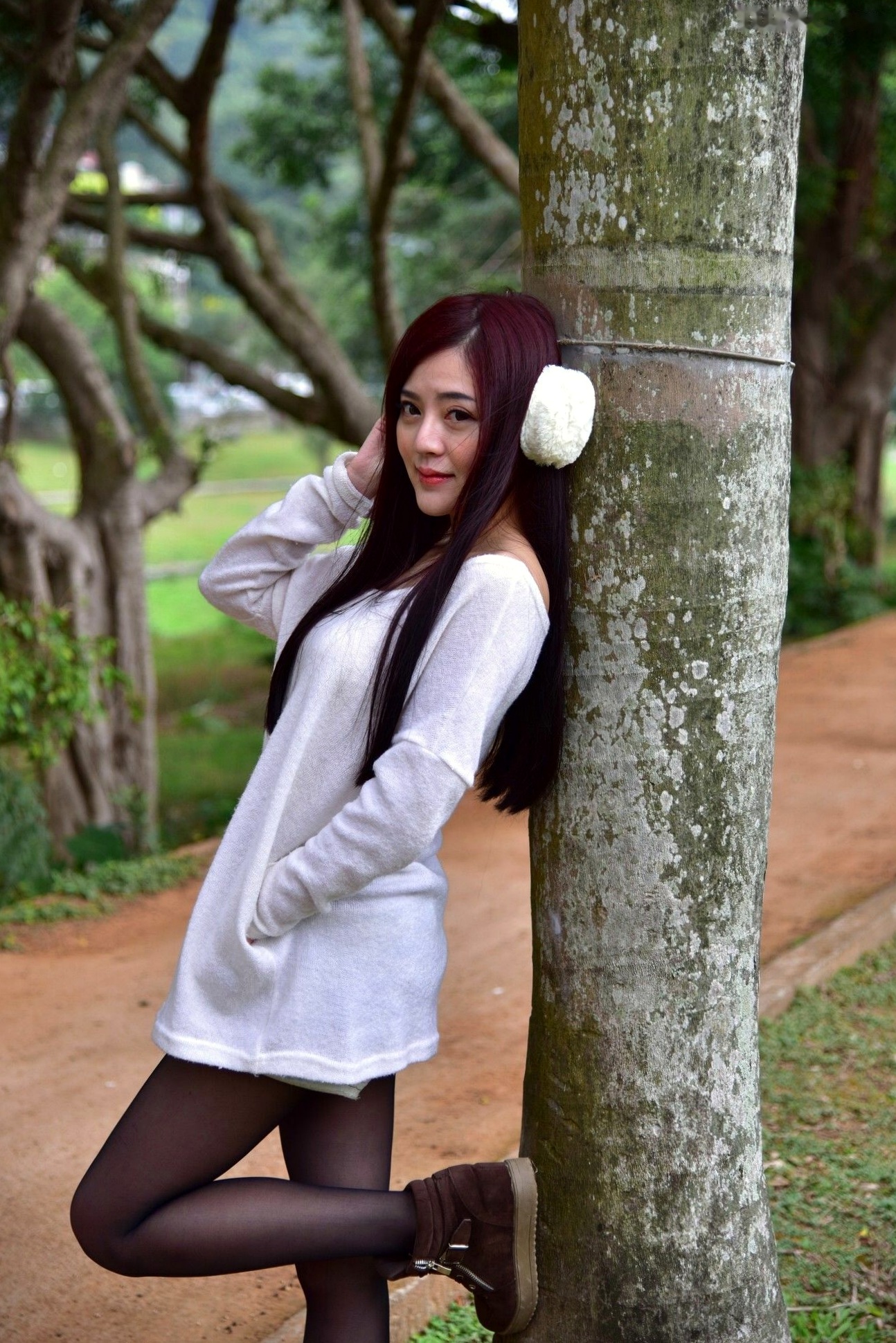 台湾正妹姜雨姗双溪公园户外写真，古典红旗袍搭配黑丝尽显娇媚气质