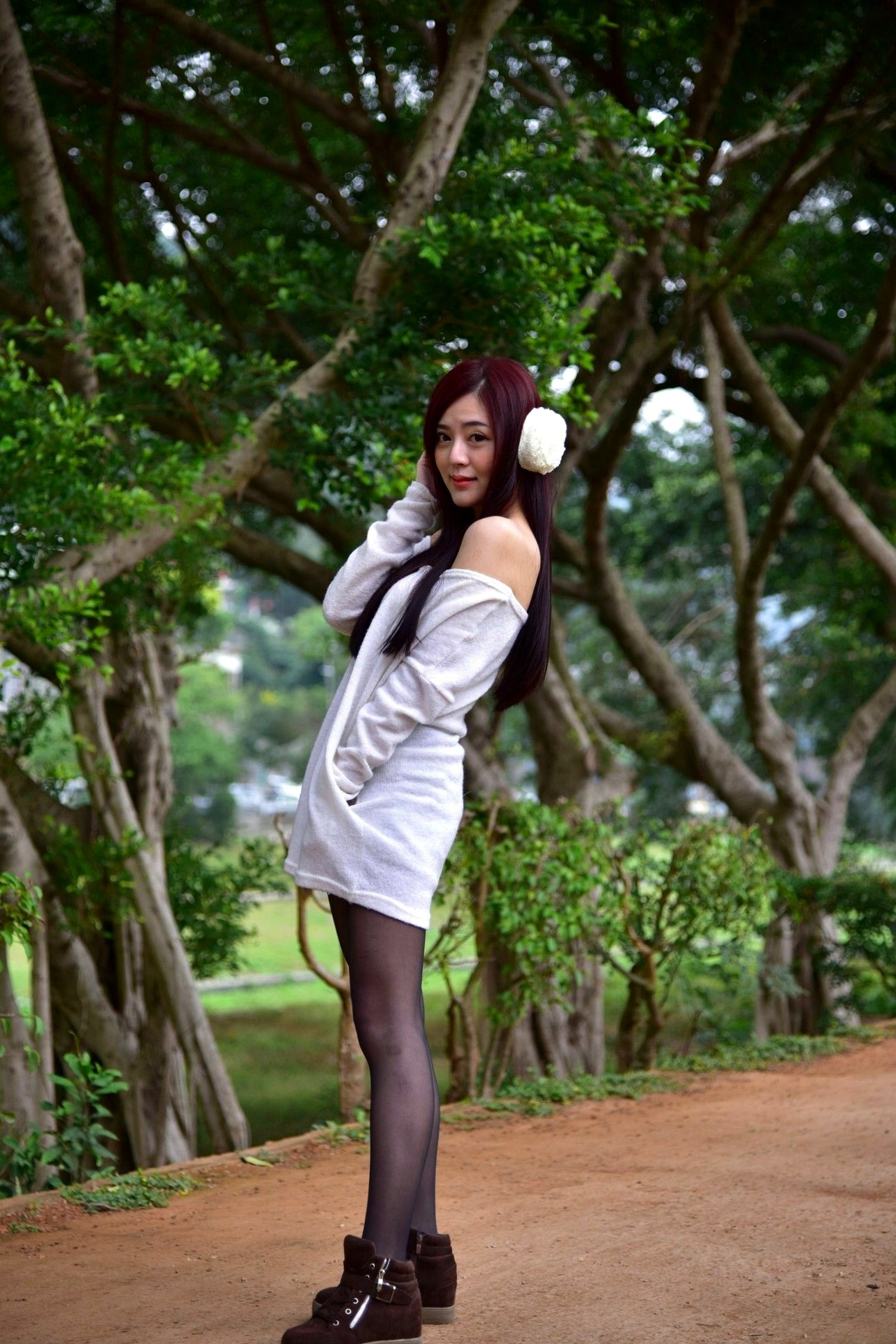 Gallery - 台湾正妹姜雨姗双溪公园户外写真，古典红旗袍搭配黑丝尽显娇媚气质台湾旗袍黑丝户外气质 女神私房照_秀色女神 - image 4