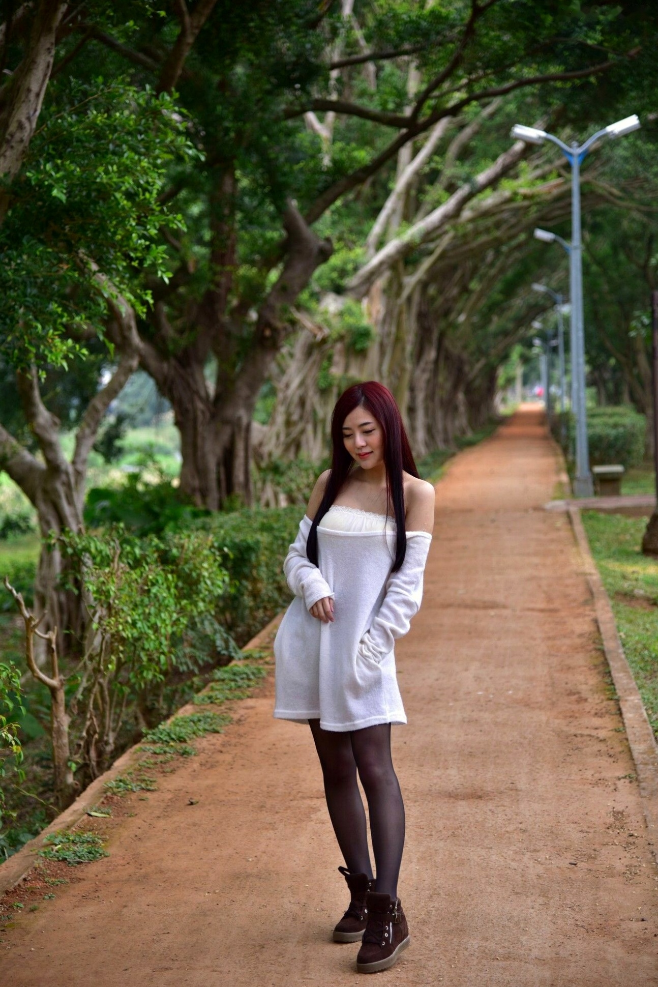 Gallery - 台湾正妹姜雨姗双溪公园户外写真，古典红旗袍搭配黑丝尽显娇媚气质台湾旗袍黑丝户外气质 女神私房照_秀色女神 - image 5