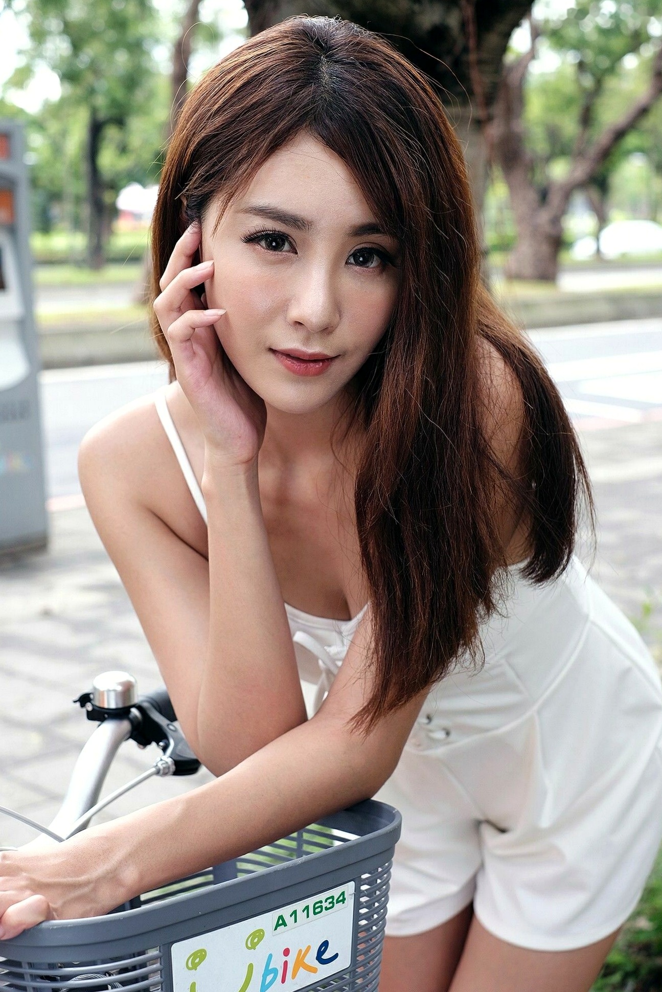 Gallery - 台湾正妹Miso夏晴清新牛仔街拍高清写真，修身热裤秀出修长美腿，气质迷人，青春活力十足！台湾街拍气质清新美腿 女神私房照_秀色女神 - image 14