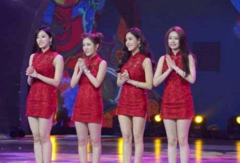 Gallery - 韩国女团火辣舞台表演：红色修身短裙秀长腿，歌舞迷人展现曼妙身姿，性感风情与青春活力并存的绝美现场性感美腿女神韩国诱惑 女神私房照_秀色女神 - image 1