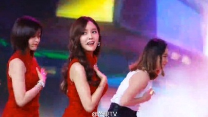 Gallery - 韩国女团火辣舞台表演：红色修身短裙秀长腿，歌舞迷人展现曼妙身姿，性感风情与青春活力并存的绝美现场性感美腿女神韩国诱惑 女神私房照_秀色女神 - image 3