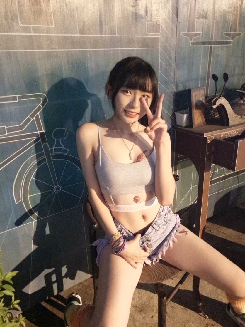 Gallery - 台湾清纯萝莉私房街拍写真套图，大胆演绎都市胶片质感与纯美诱惑，54P高清无圣光视频精选台湾萝莉私房照大尺度无圣光 女神私房照_秀色女神 - image 2