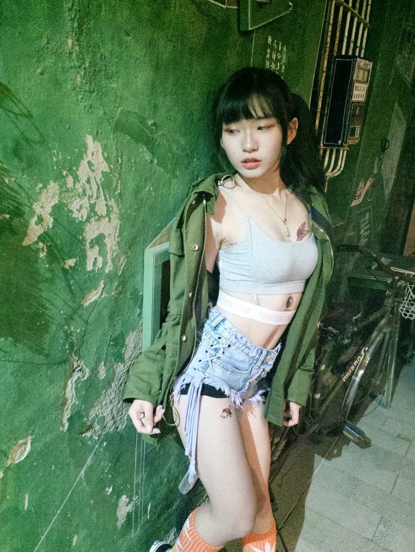 Gallery - 台湾清纯萝莉私房街拍写真套图，大胆演绎都市胶片质感与纯美诱惑，54P高清无圣光视频精选台湾萝莉私房照大尺度无圣光 女神私房照_秀色女神 - image 3