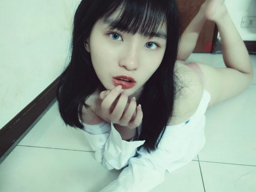 Gallery - 台湾清纯萝莉私房街拍写真套图，大胆演绎都市胶片质感与纯美诱惑，54P高清无圣光视频精选台湾萝莉私房照大尺度无圣光 女神私房照_秀色女神 - image 32