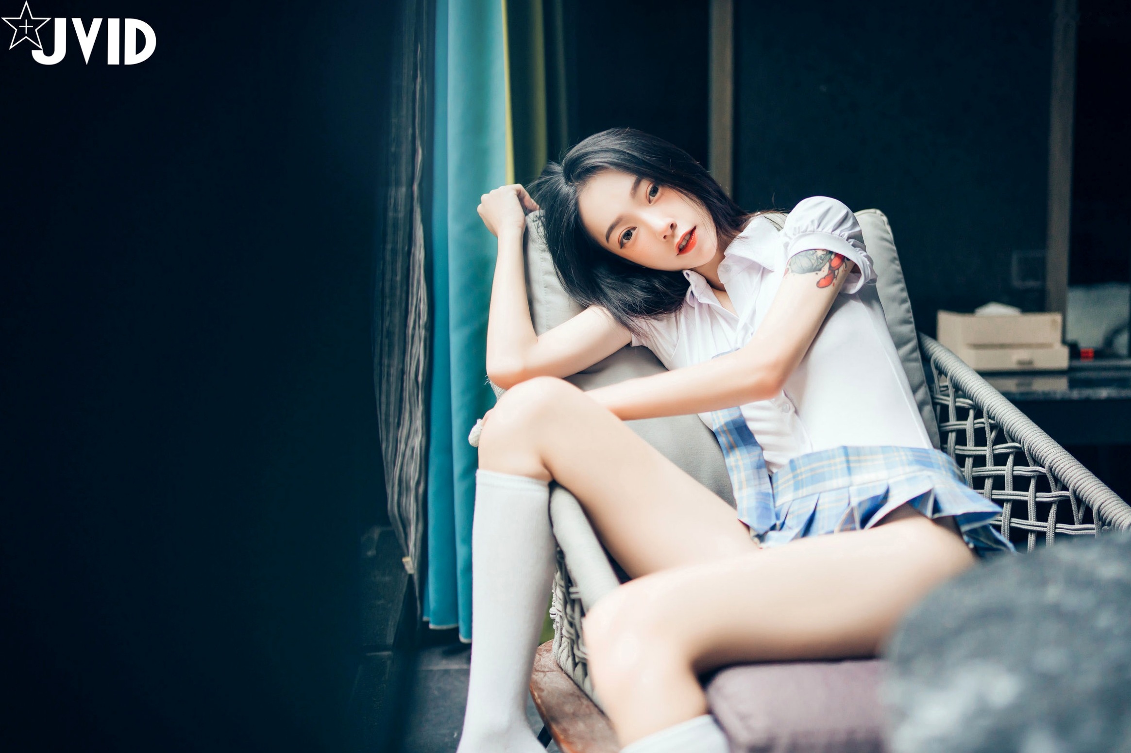 JVID百变女神飘飘：学生制服、丝滑睡衣写真与纹身野性美图集 (2021.08.18)