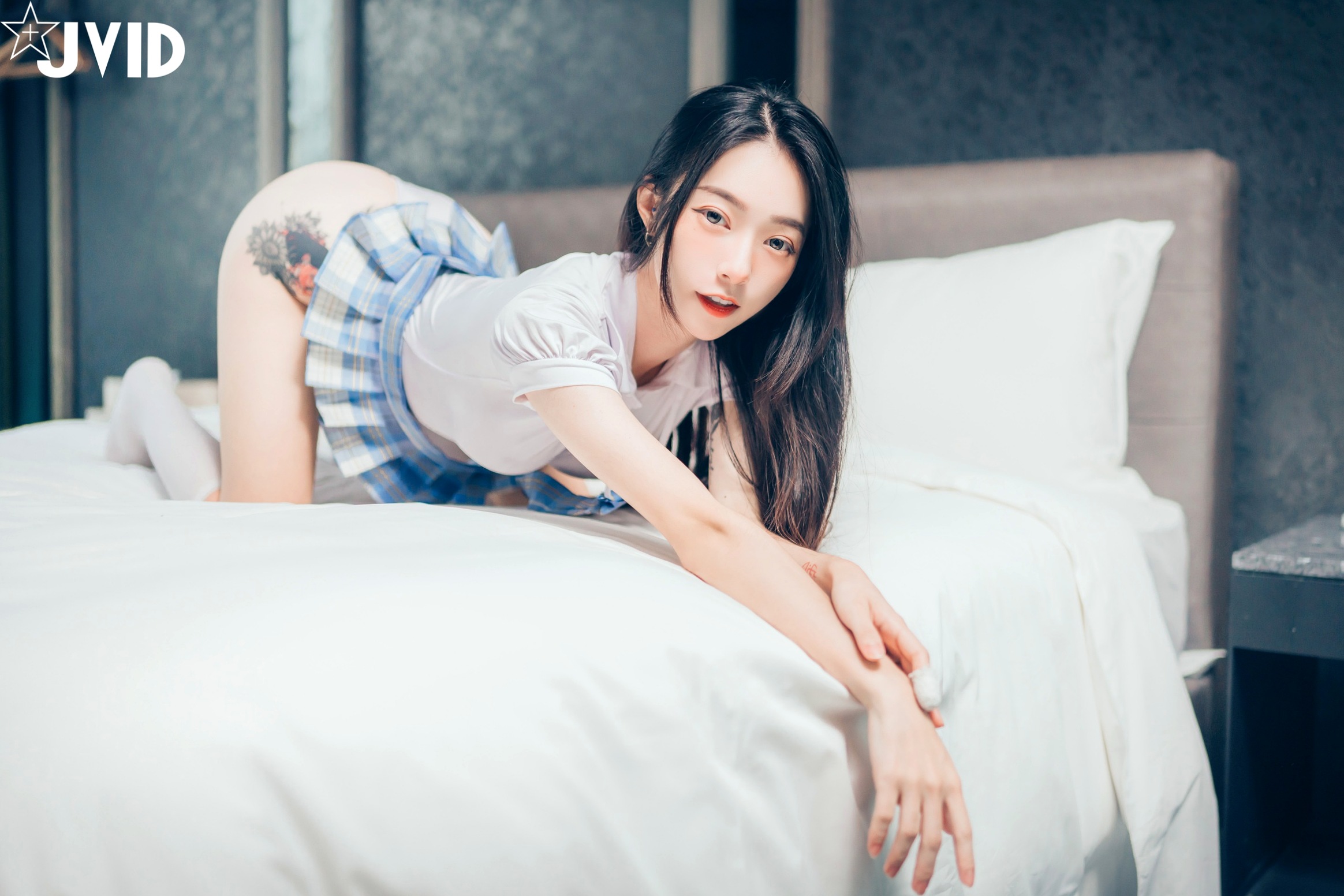 JVID百变女神飘飘：学生制服、丝滑睡衣写真与纹身野性美图集 (2021.08.18)