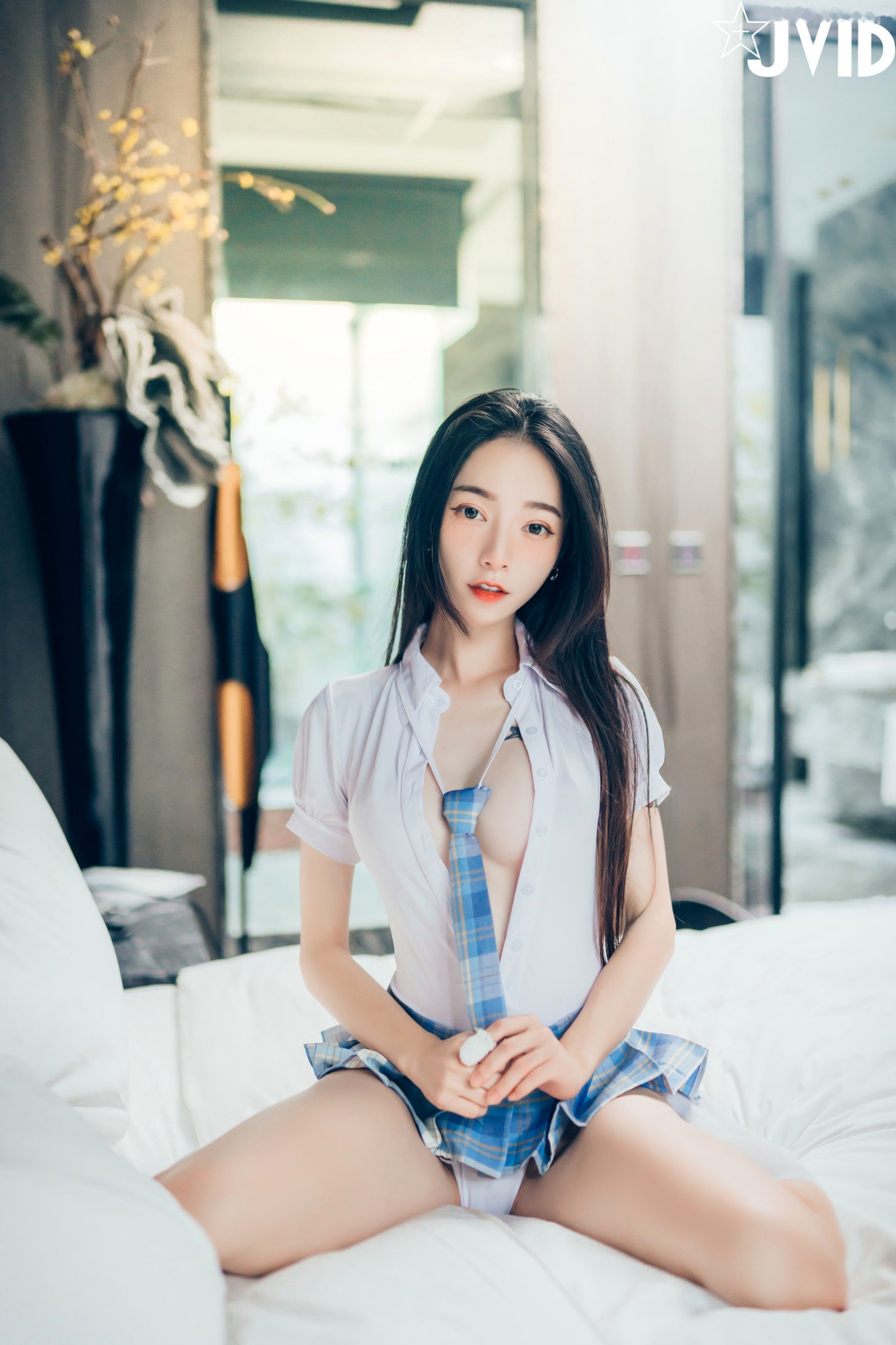 JVID百变女神飘飘：学生制服、丝滑睡衣写真与纹身野性美图集 (2021.08.18)