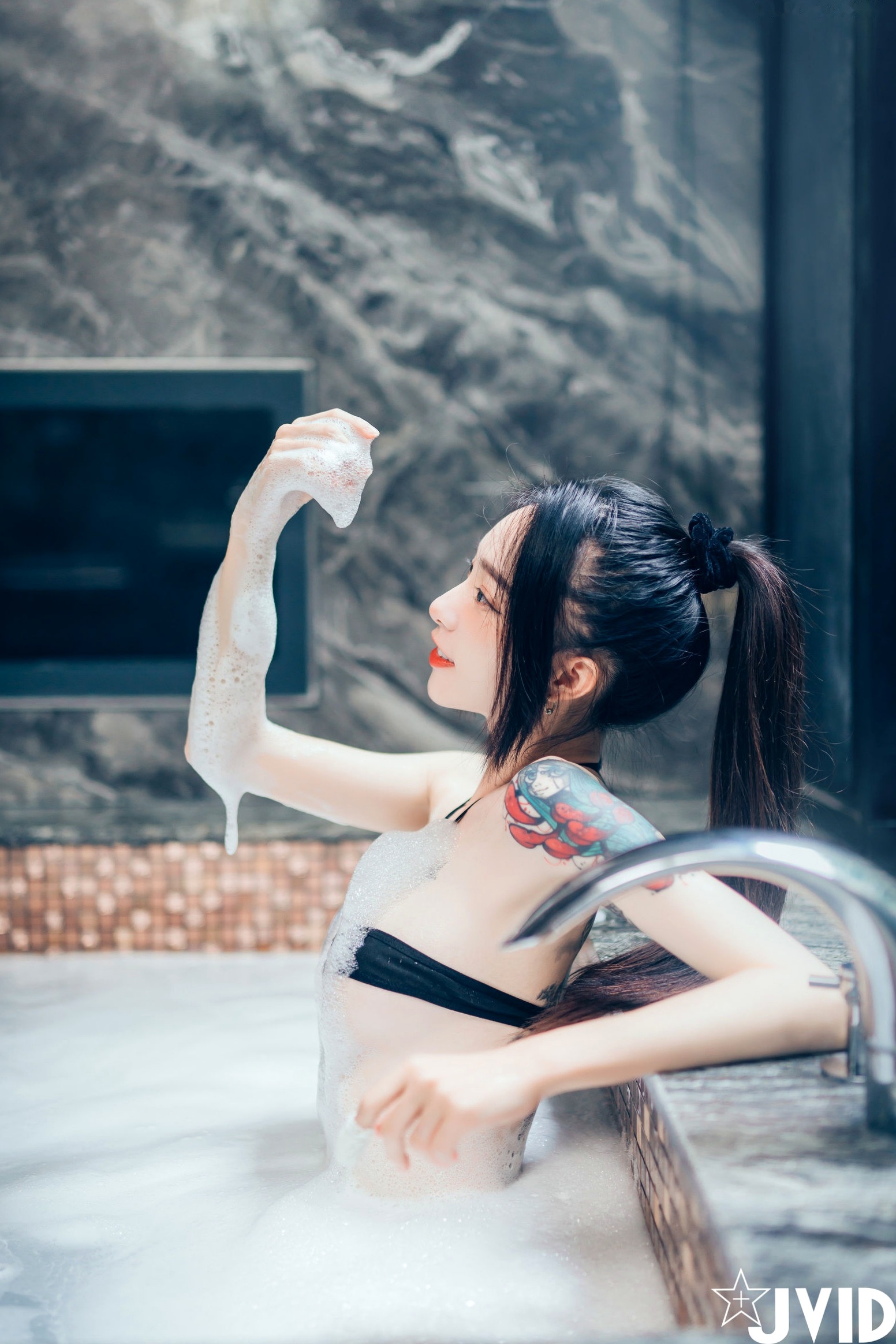JVID百变女神飘飘：学生制服、丝滑睡衣写真与纹身野性美图集 (2021.08.18)