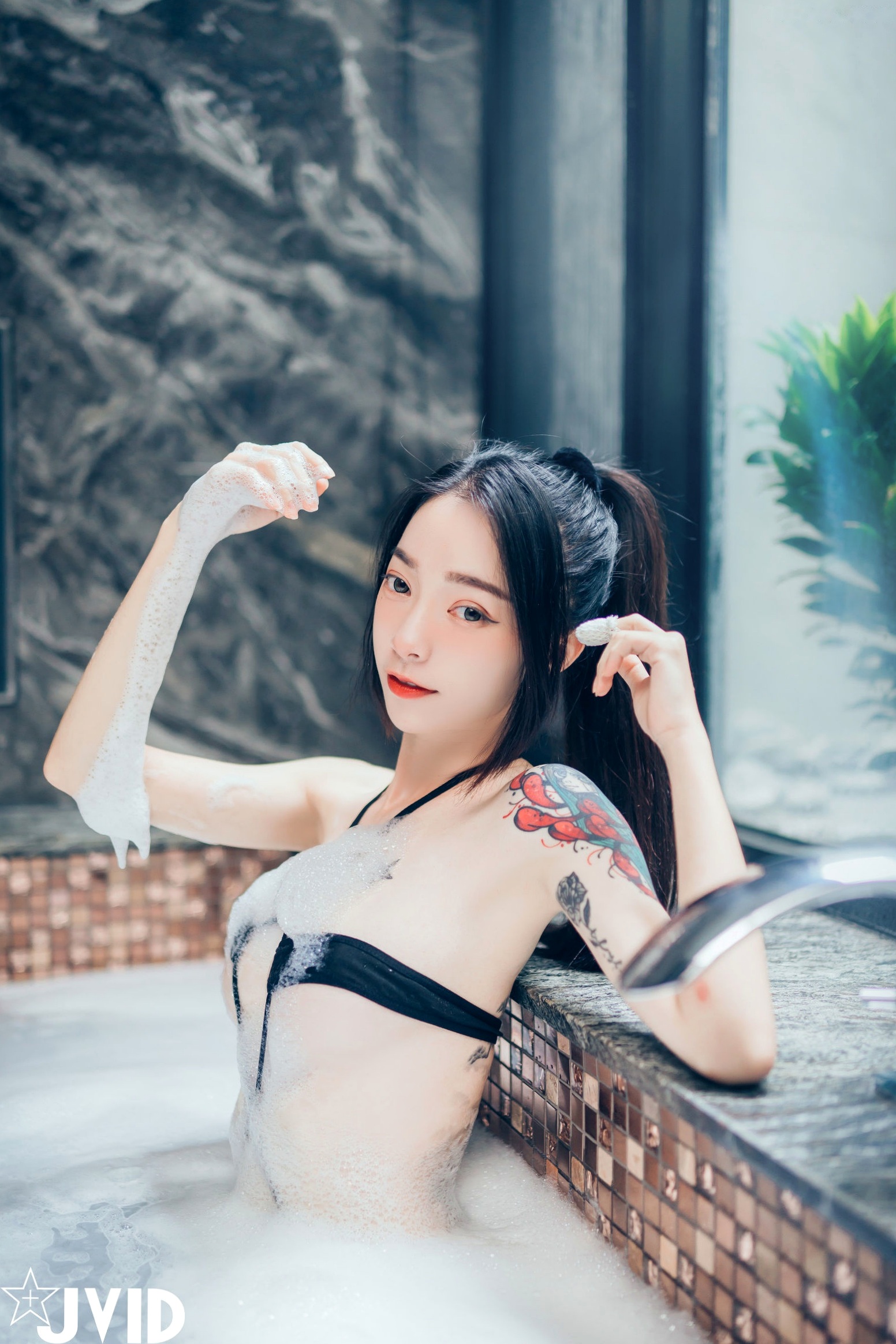 JVID百变女神飘飘：学生制服、丝滑睡衣写真与纹身野性美图集 (2021.08.18)