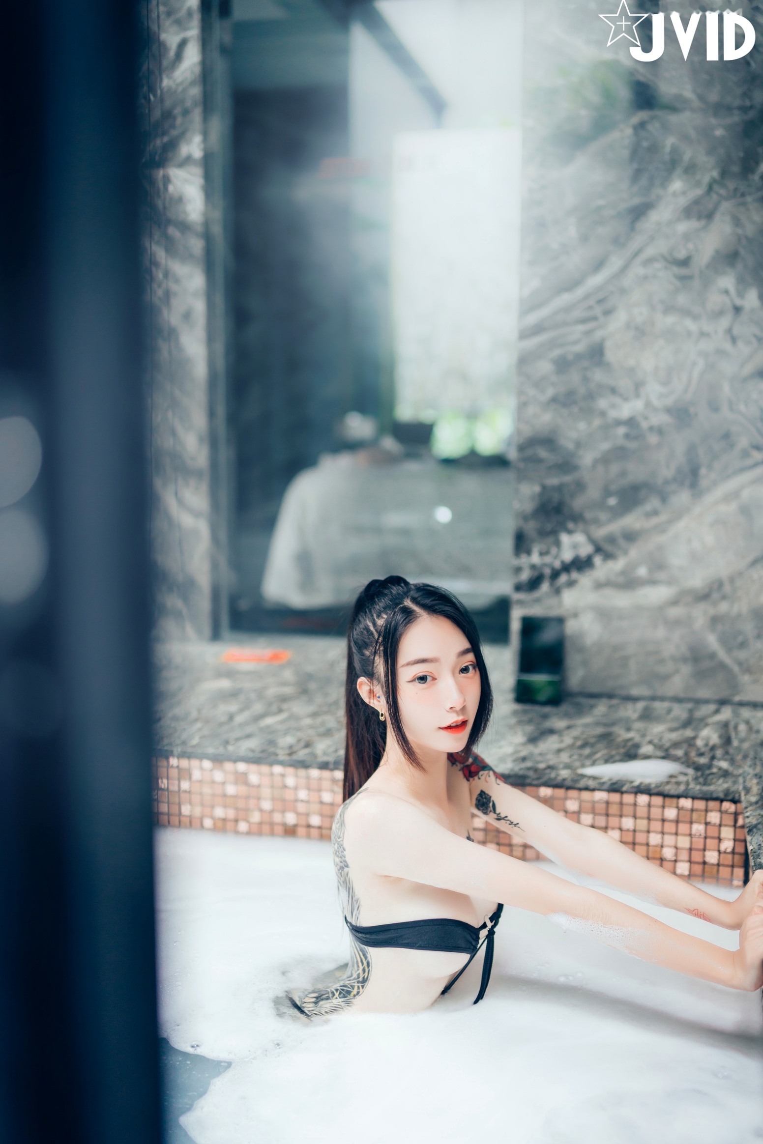 JVID百变女神飘飘：学生制服、丝滑睡衣写真与纹身野性美图集 (2021.08.18)