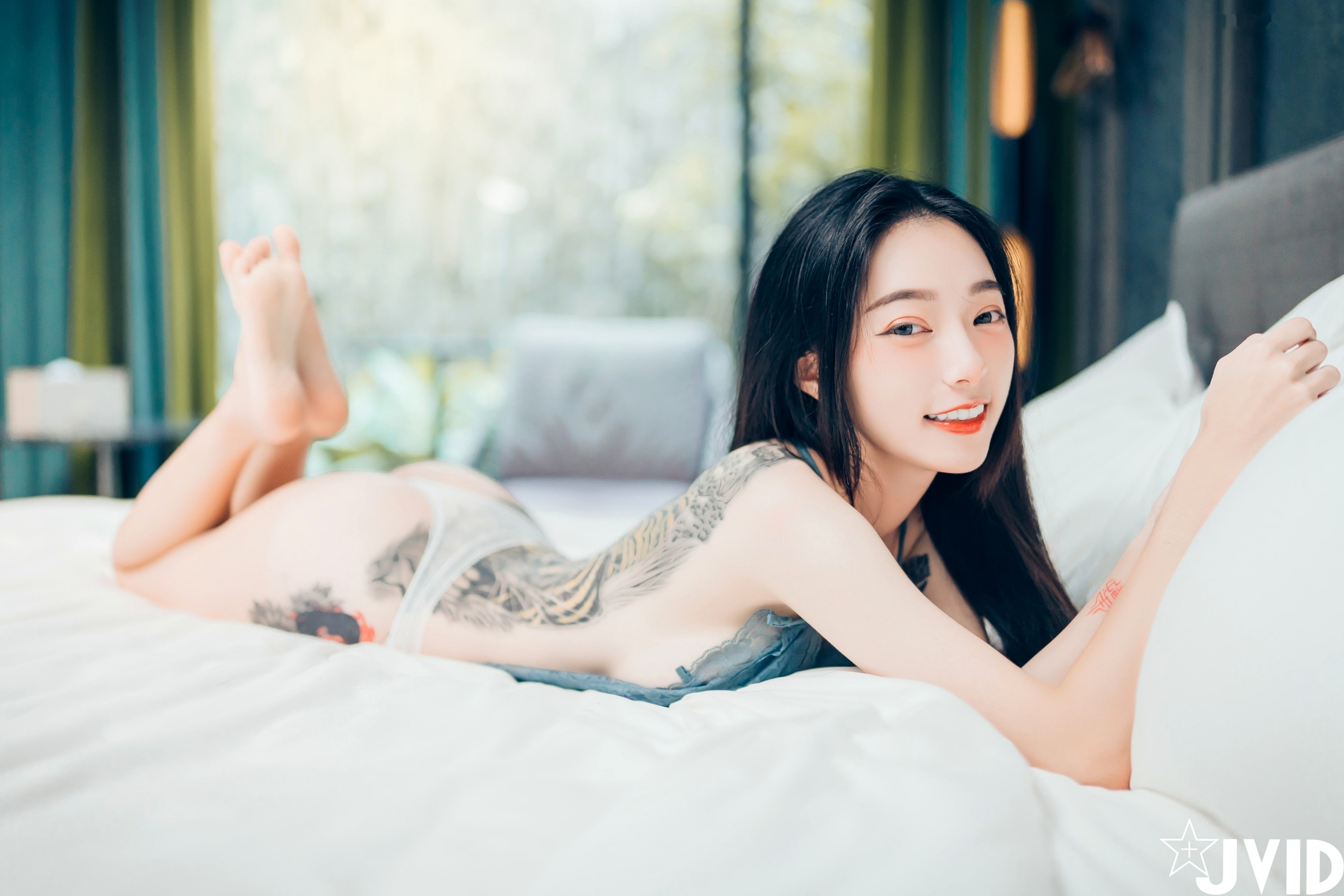 JVID百变女神飘飘：学生制服、丝滑睡衣写真与纹身野性美图集 (2021.08.18)