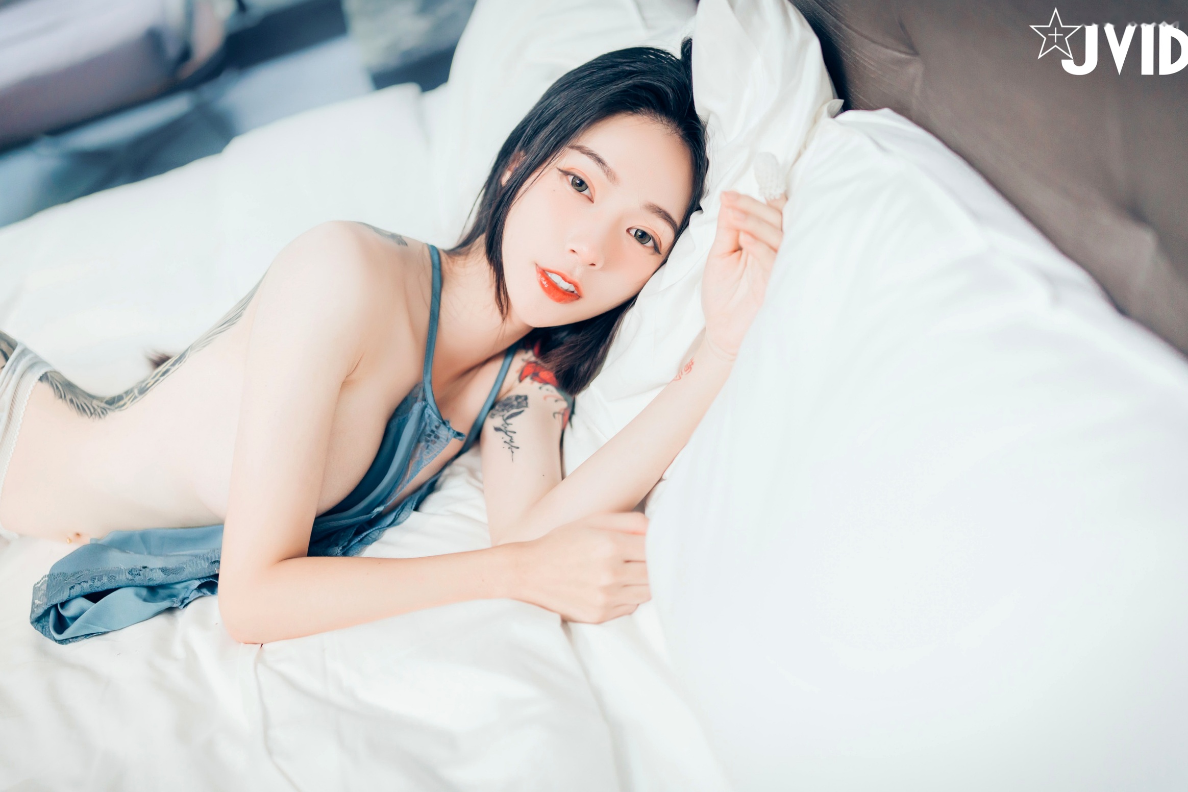 JVID百变女神飘飘：学生制服、丝滑睡衣写真与纹身野性美图集 (2021.08.18)