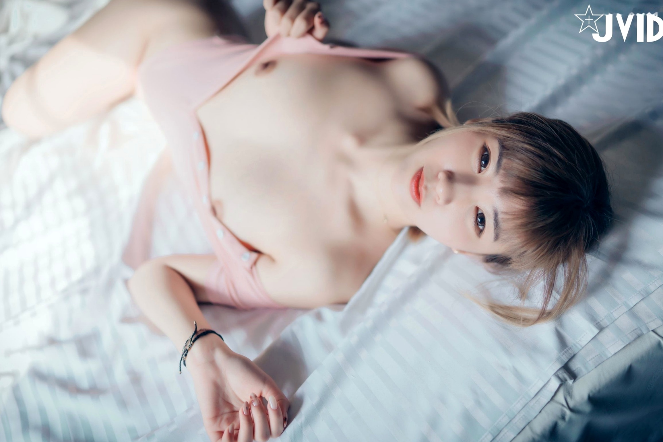 JVID女神果宝宝：卧室私房唯美诱惑写真，极致身材呈现清纯女友爱意，尽显迷人魅力