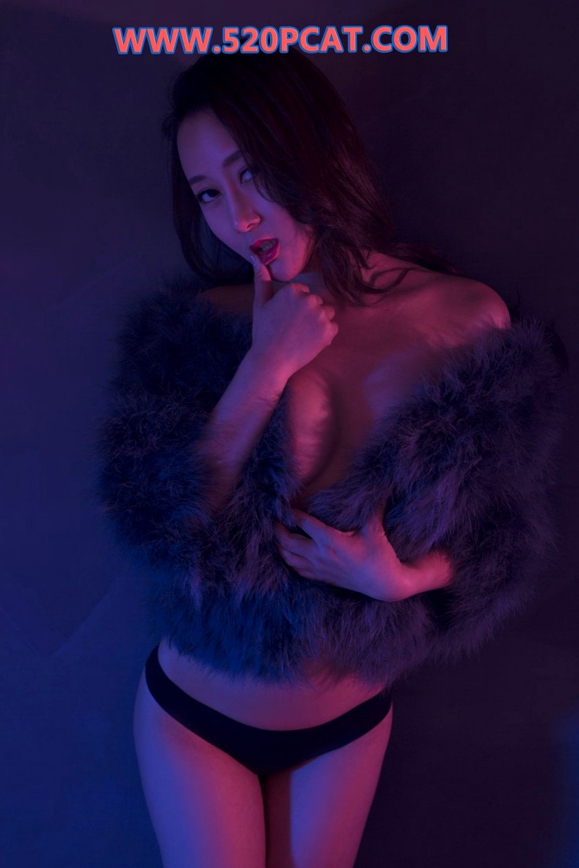 [PARTYCAT]轰趴猫N128期套图：室内霓虹私房艺术大尺度写真，优雅与诱惑的视觉呈现