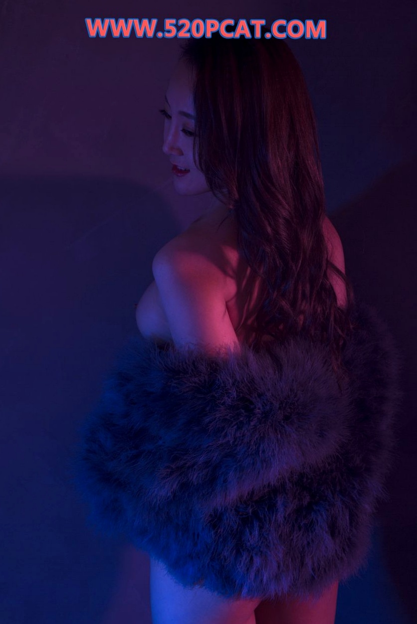 [PARTYCAT]轰趴猫N128期套图：室内霓虹私房艺术大尺度写真，优雅与诱惑的视觉呈现