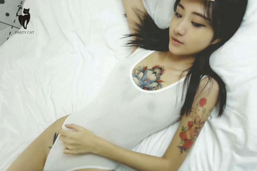 Gallery - [PARTYCAT]轰趴猫 - Chiness Model 白金刊：高清无圣光私房套图，纹身美模卧室真空出镜大尺度私房照极品白嫩无圣光 女神私房照_秀色女神 - image 5