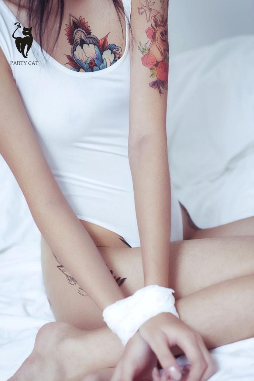 Gallery - [PARTYCAT]轰趴猫 - Chiness Model 白金刊：高清无圣光私房套图，纹身美模卧室真空出镜大尺度私房照极品白嫩无圣光 女神私房照_秀色女神 - image 9