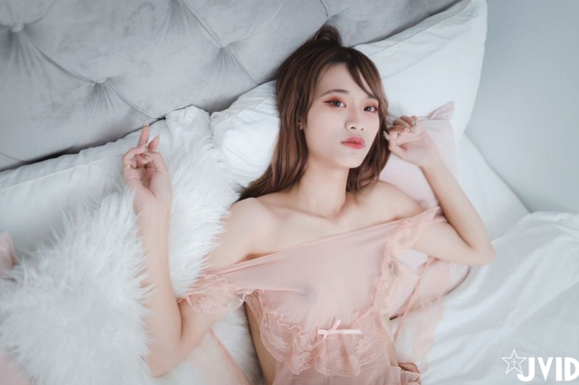 JVID写真精选：气质女神芳语私房家居摄影，粉色蕾丝诱惑大尺度美图视频