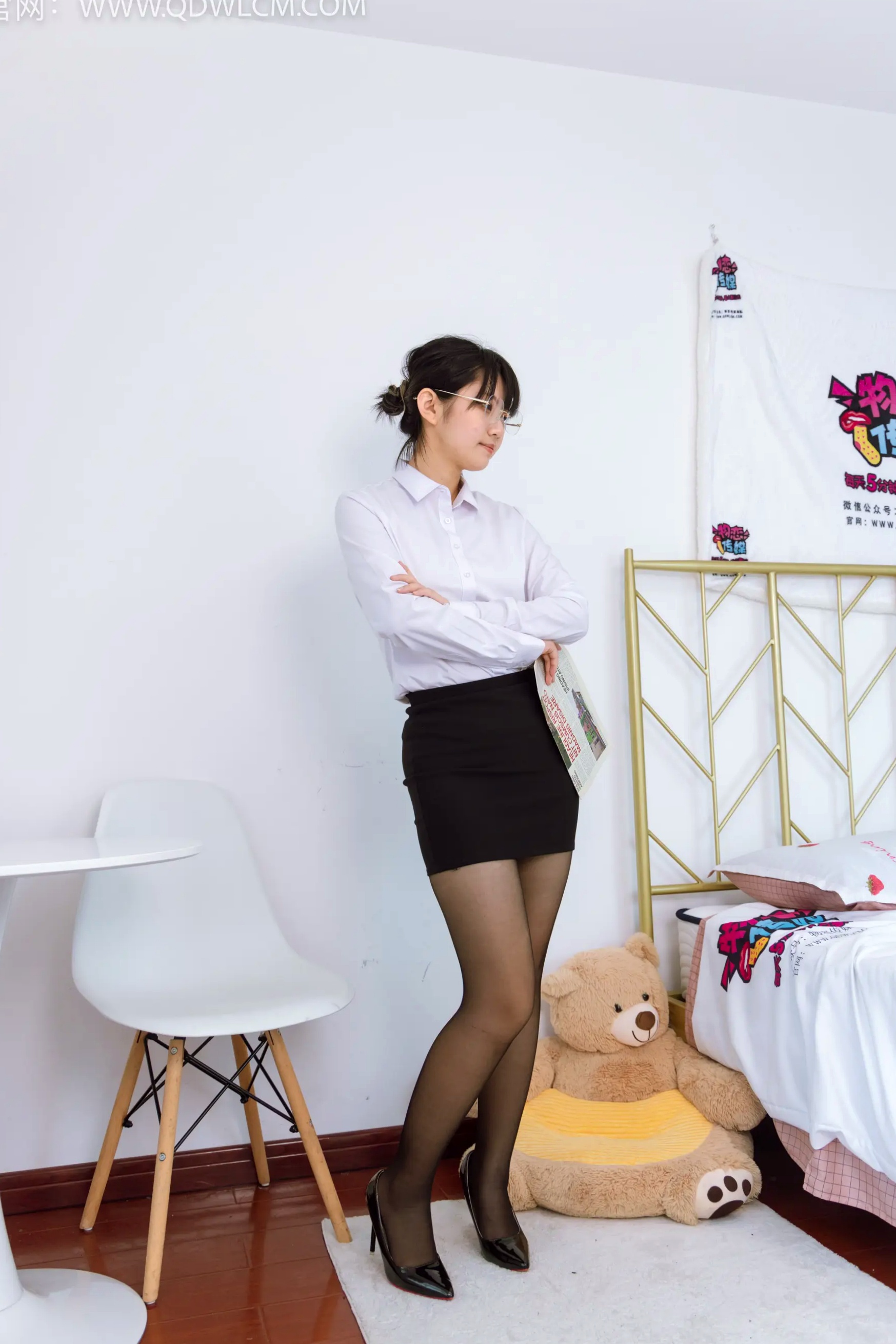 物恋传媒 盲盒 白衬衫黑丝眼镜制服私房写真
