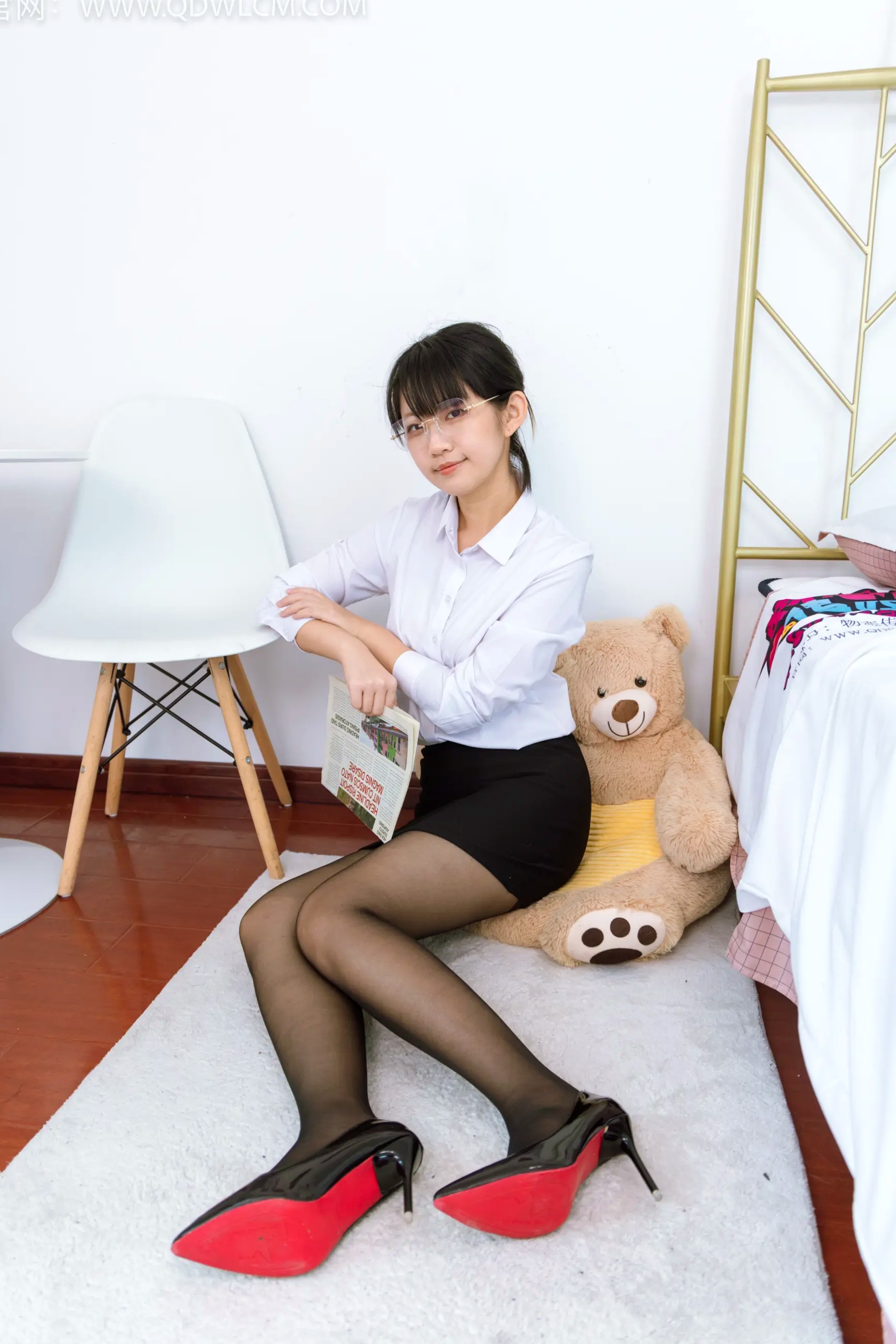 物恋传媒 盲盒 白衬衫黑丝眼镜制服私房写真