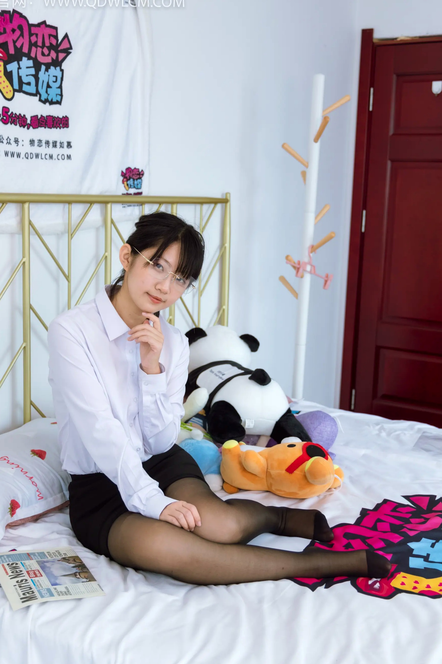 物恋传媒 盲盒 白衬衫黑丝眼镜制服私房写真